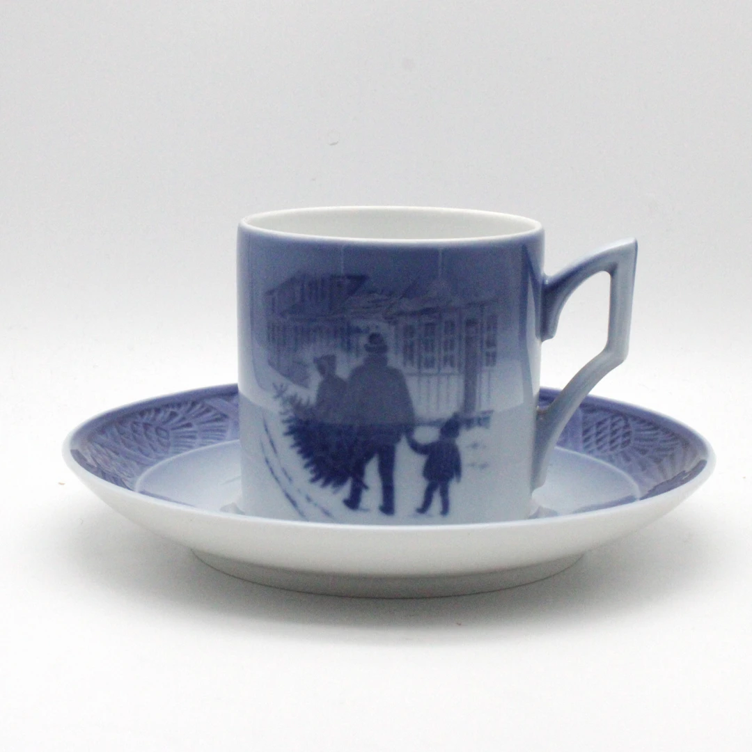 ROYAL COPENHAGEN WEIHNACHTSTASSE MIT UNTERTASSE, PORZELLAN, FARBIG