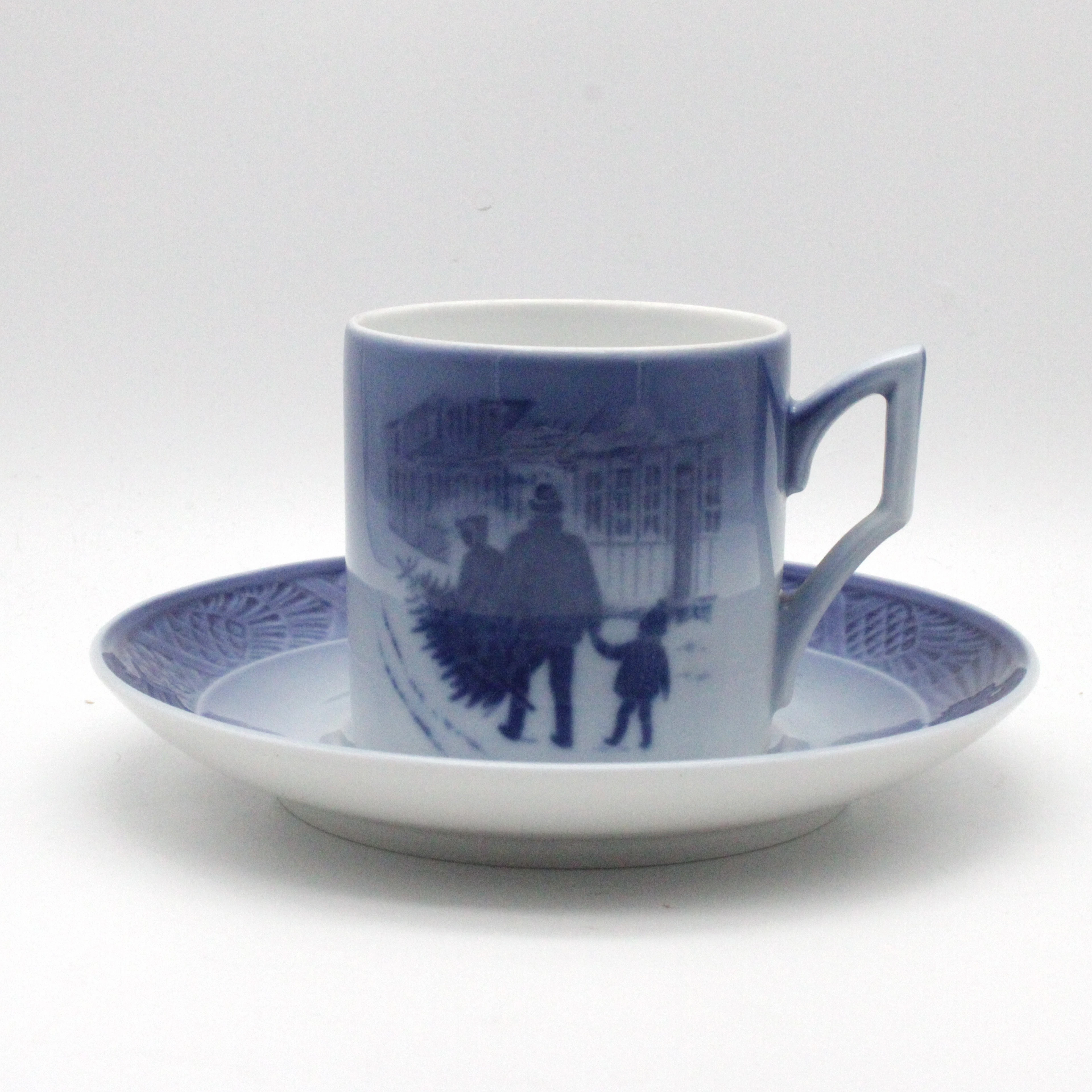 ROYAL COPENHAGEN WEIHNACHTSTASSE MIT UNTERTASSE, PORZELLAN, FARBIG