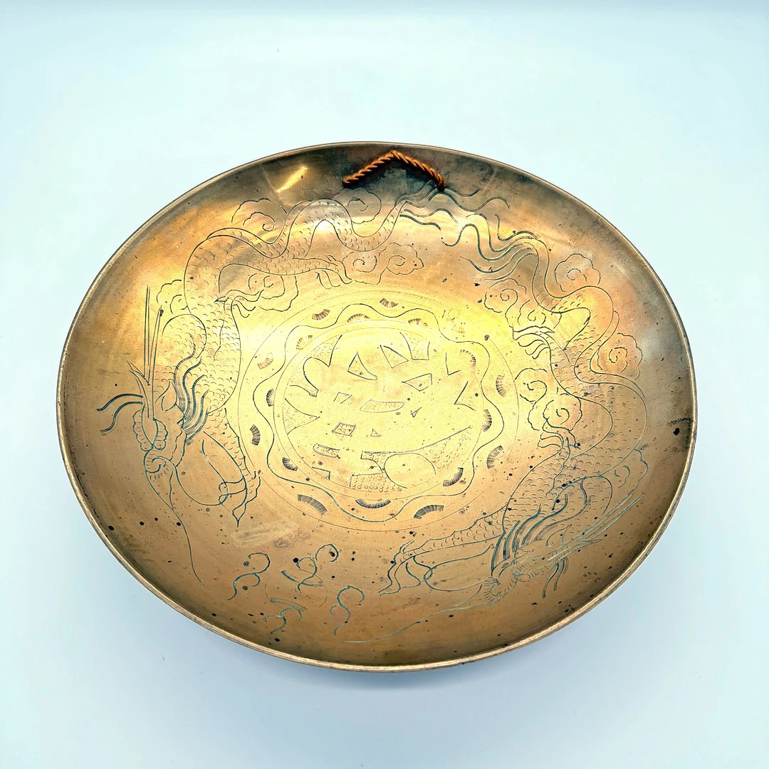CHINESISCHER MESSINGGONG MIT DRACHENMOTIV, UM 1950.