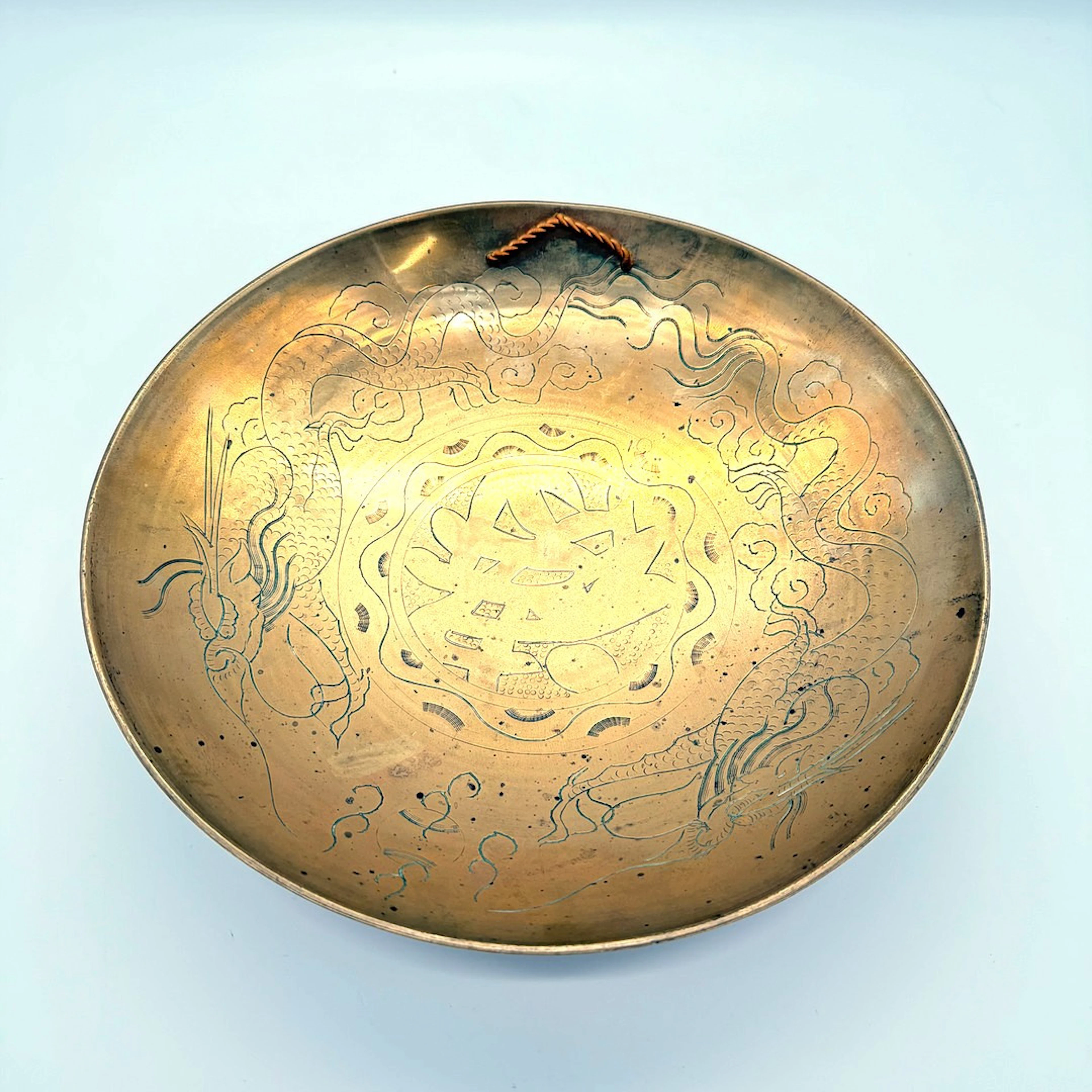 CHINESISCHER MESSINGGONG MIT DRACHENMOTIV, UM 1950.