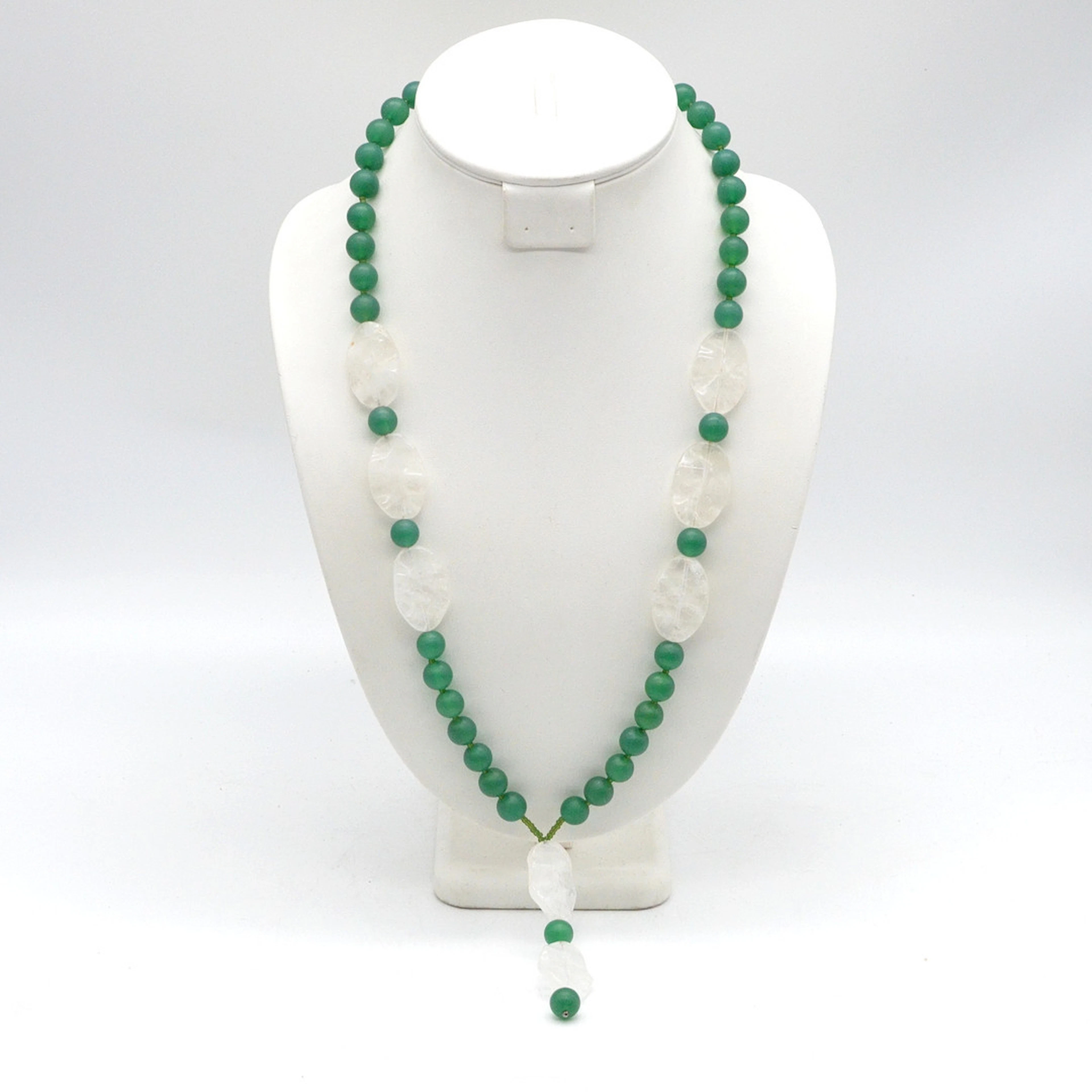 PERLENCOLLIER MIT BERGKRISTALL UND GLAS, HANDGEMACHTE UND HANDPOLIERTE