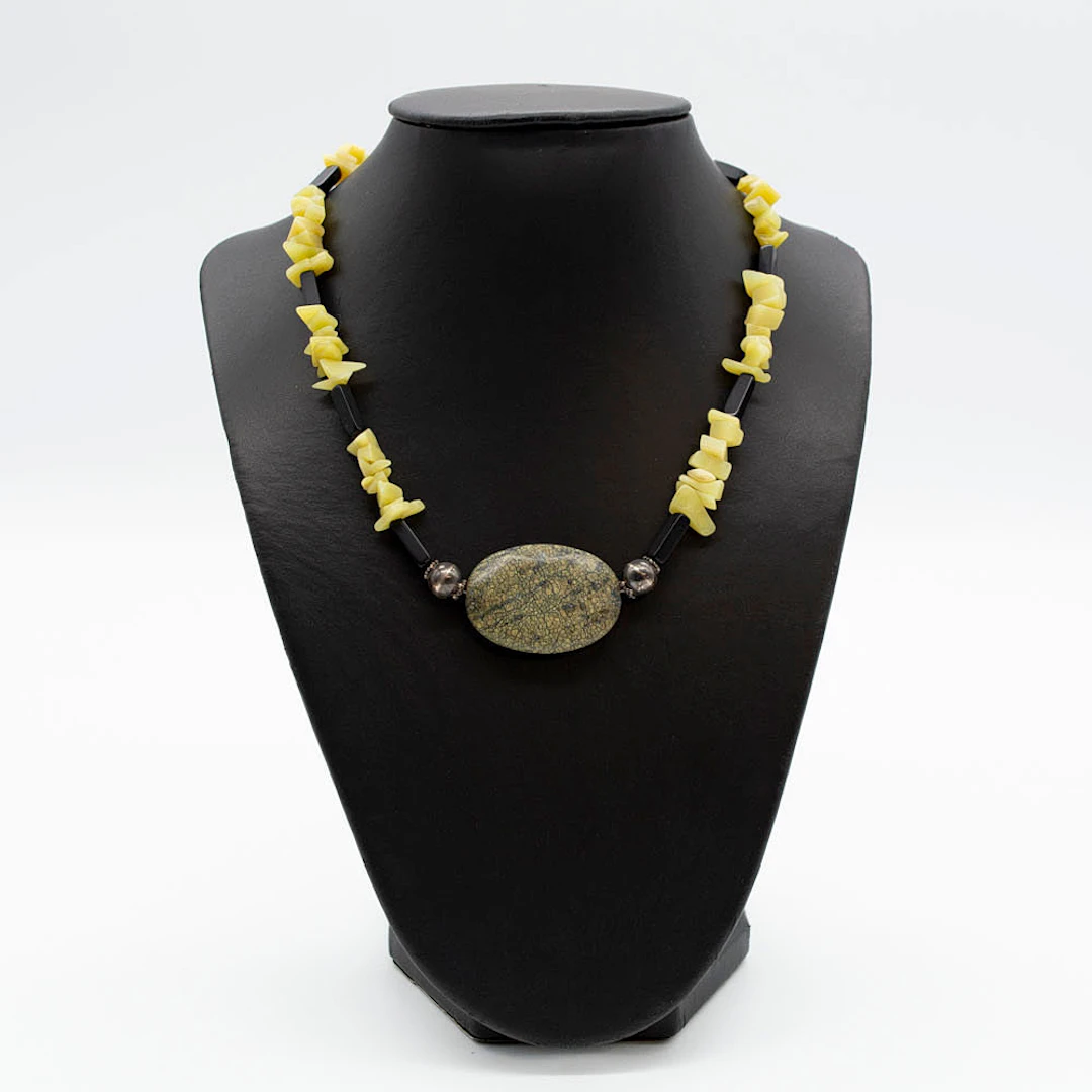 EDELSTEINCOLLIER AUS NEPHRIT MIT GROSSEM SCHLANGENHAUT JASPIS, TRENNPERLEN
