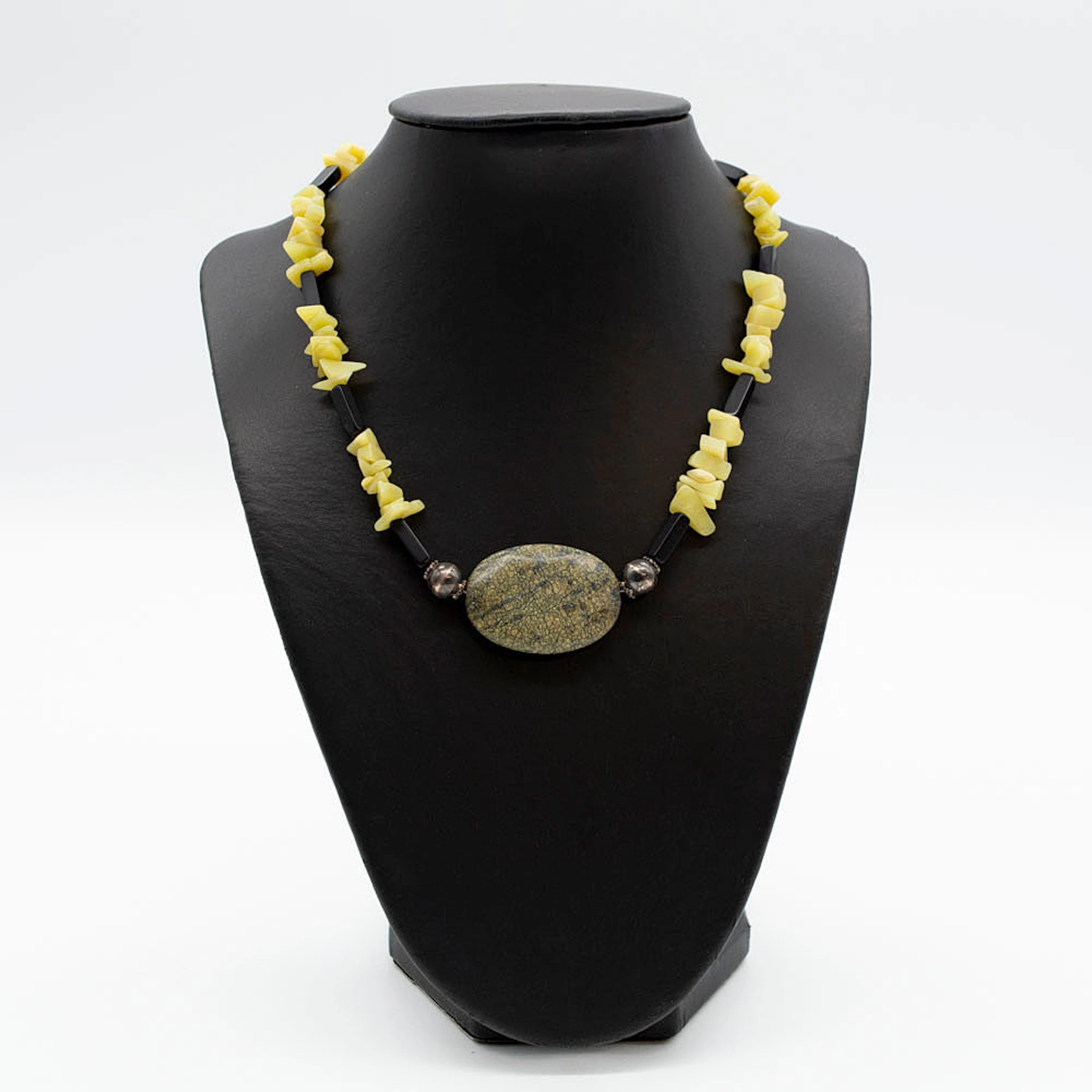 EDELSTEINCOLLIER AUS NEPHRIT MIT GROSSEM SCHLANGENHAUT JASPIS, TRENNPERLEN