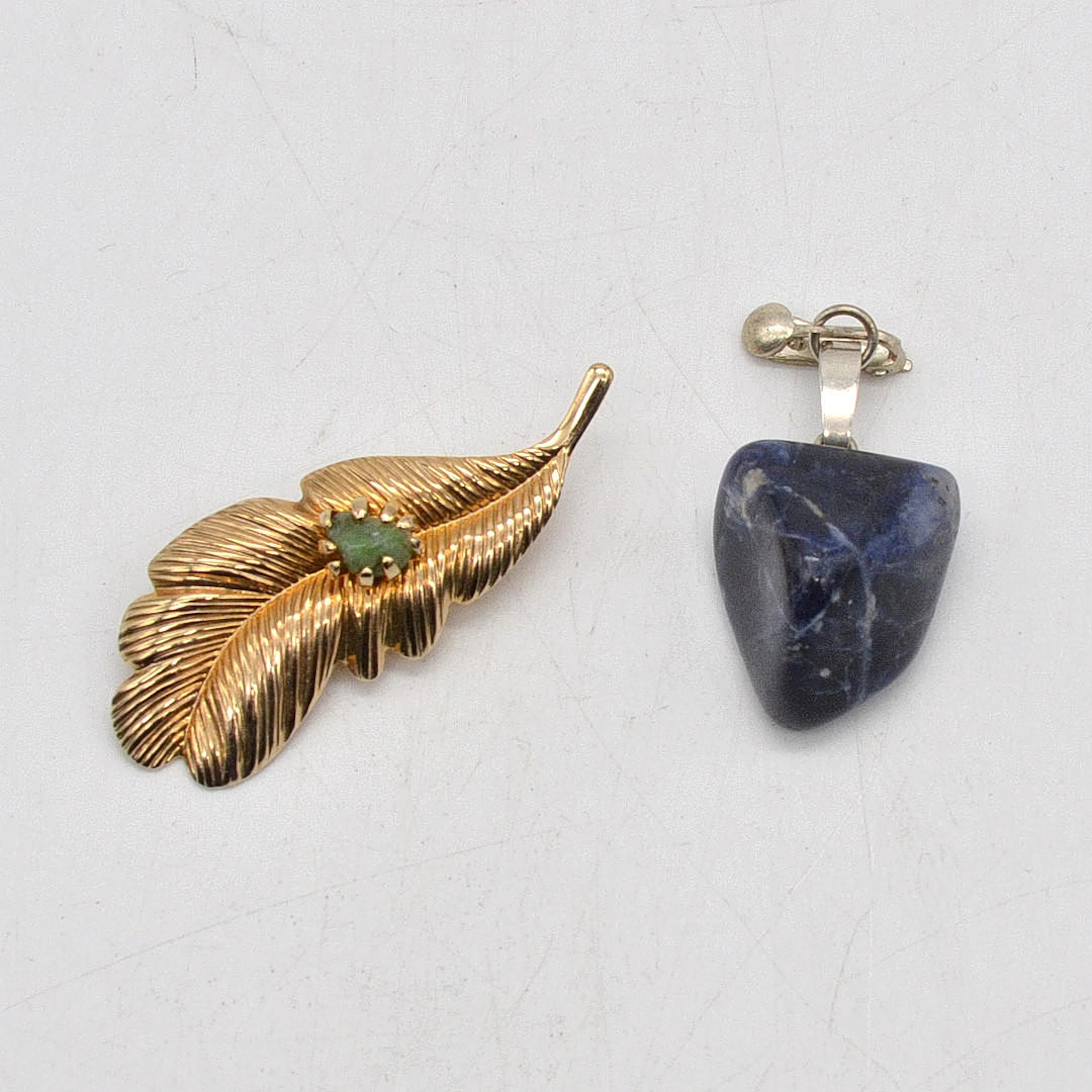 KONVOLUT: MODESCHMUCK BROSCHE MIT NEPHRIT UND SODALITH COLLIER ANHÄNGER