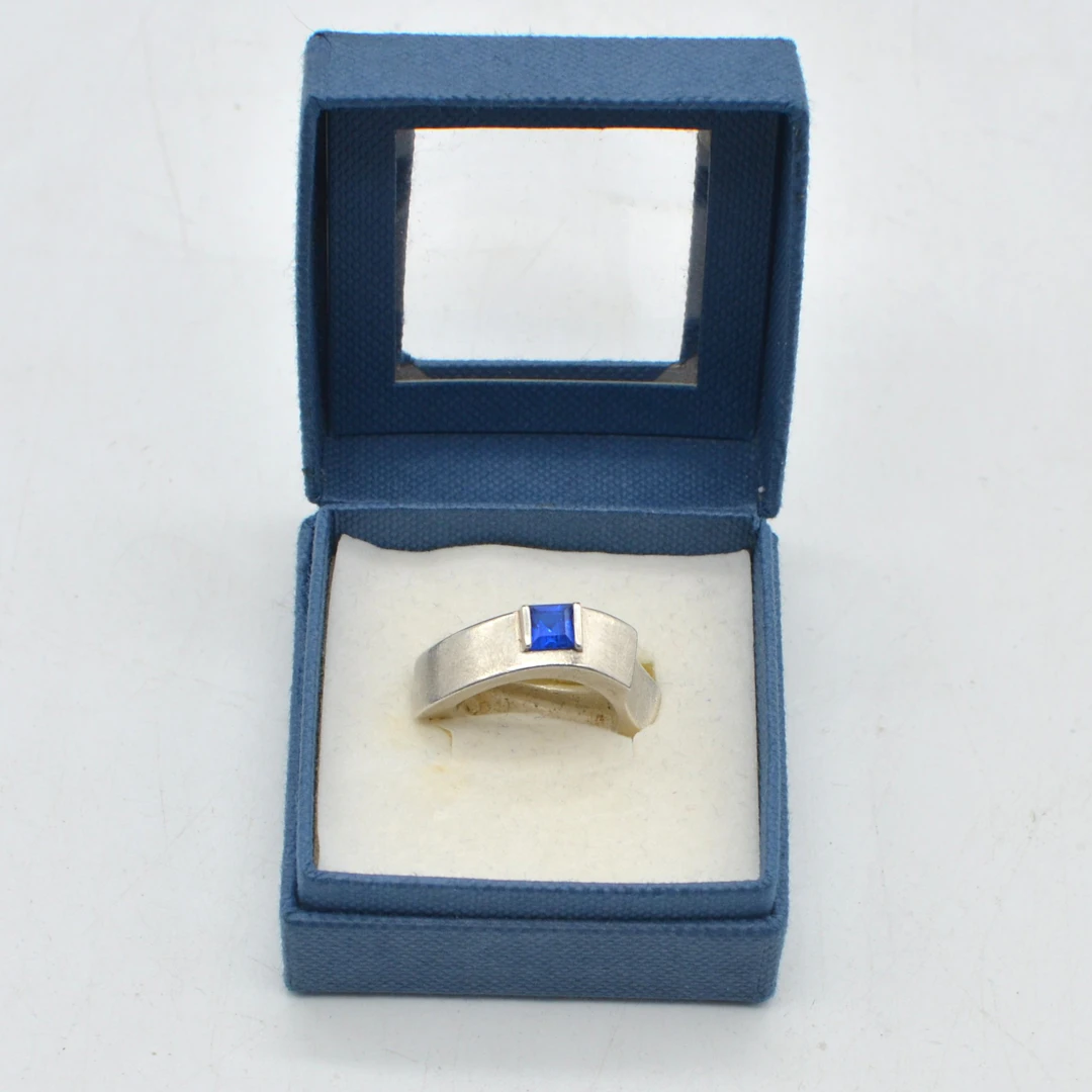 DESIGNERRING MIT TOPAS, STERLINGSILBER, MATTIERT, SPÄTES 20. JAHRHUNDERT.