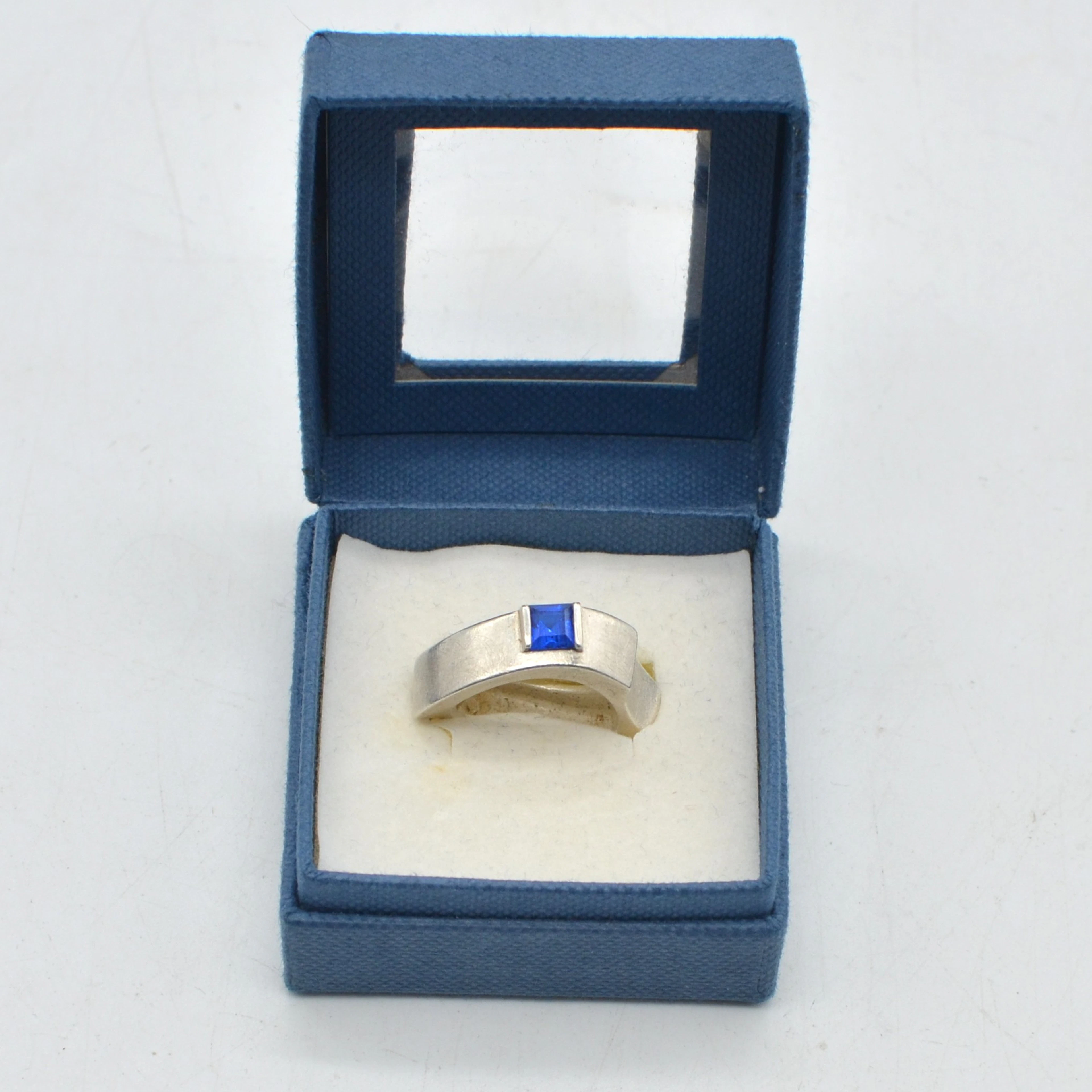 DESIGNERRING MIT TOPAS, STERLINGSILBER, MATTIERT, SPÄTES 20. JAHRHUNDERT.