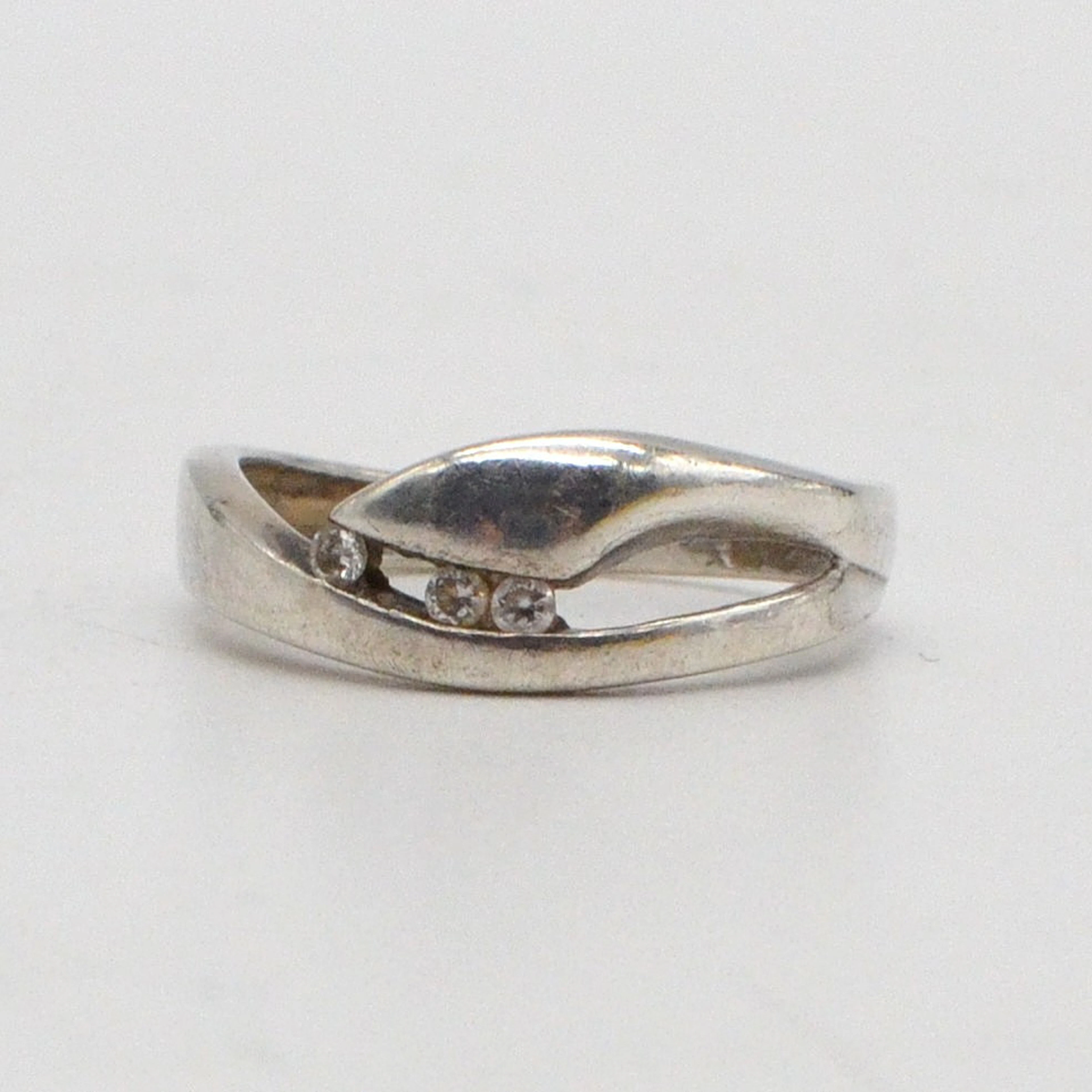 GULD OG SØLV DESIGN. HANDGEMACHTER RING AUS STERLINGSILBER MIT DREI