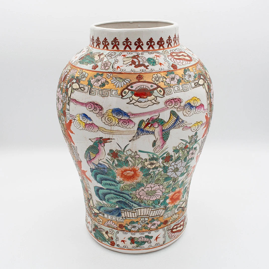 CHINESISCHE PORZELLANVASE „FAMILLE ROSE“ MIT QIANLONG-MARKE, 20. JAHRHUNDERT.