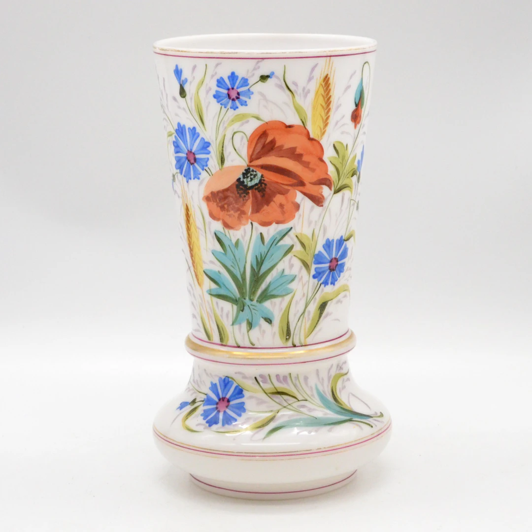 BÖHMISCHE VASE, BUNTE FELDBLUMEN AUF WEISSEM GLAS, HANDMALEREI, SPÄTE