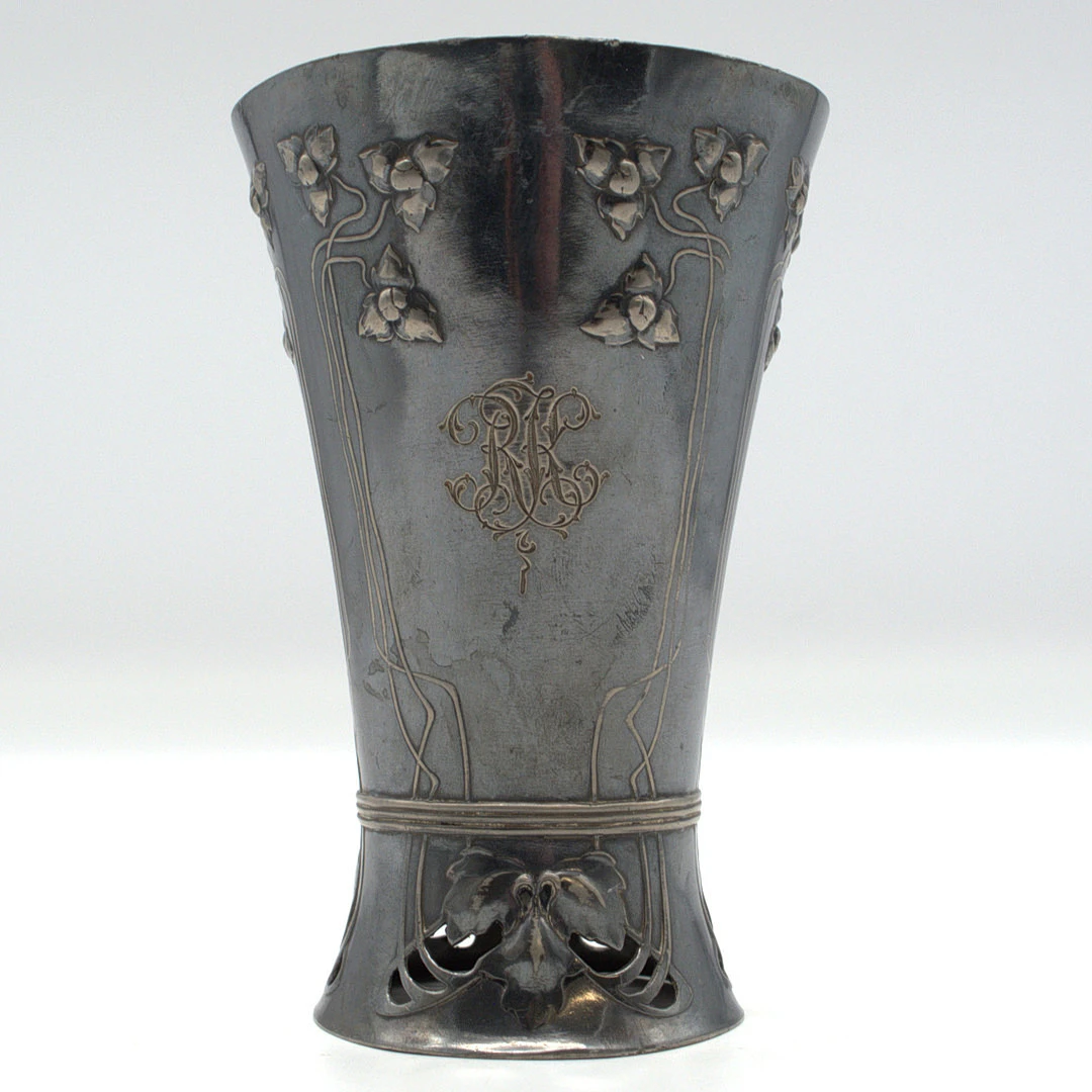 ANTIKER JUGENDSTIL BECHER B&G IMPERIAL ZINN, MIT FLORALEM MOTIV, DATIERT 1907.