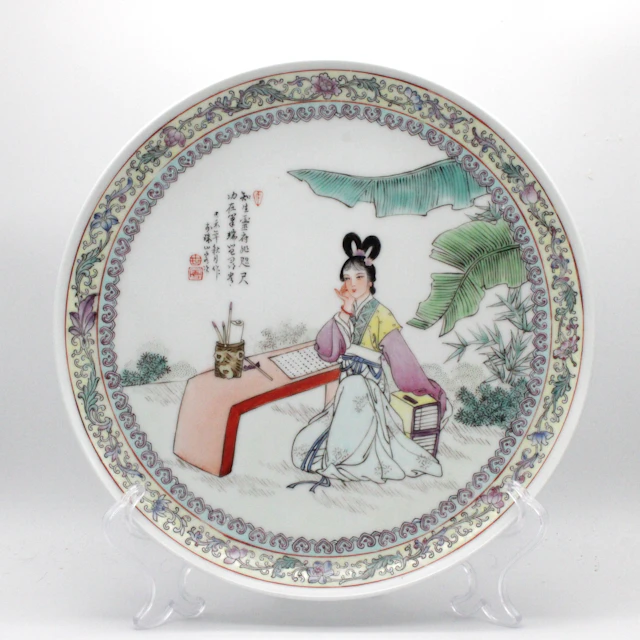CHINESISCHER WANDTELLER, POLYCHROME FIGURENMALEREI „QIANLONG NIAN