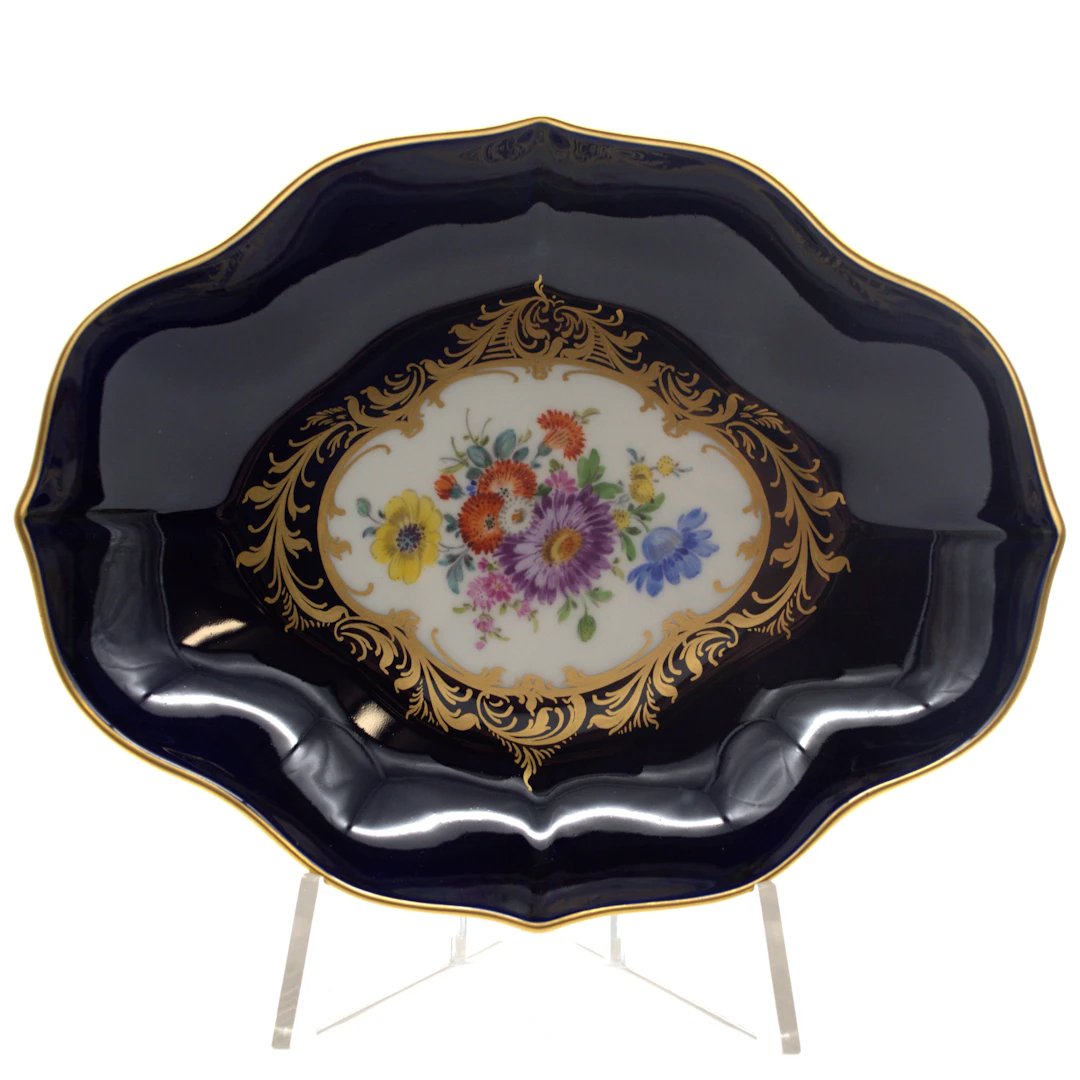 MEISSEN. GEBÄCKSCHALE, KOBALTBLAU, MIT BLUMENBUKETT, GOLDDETAILS