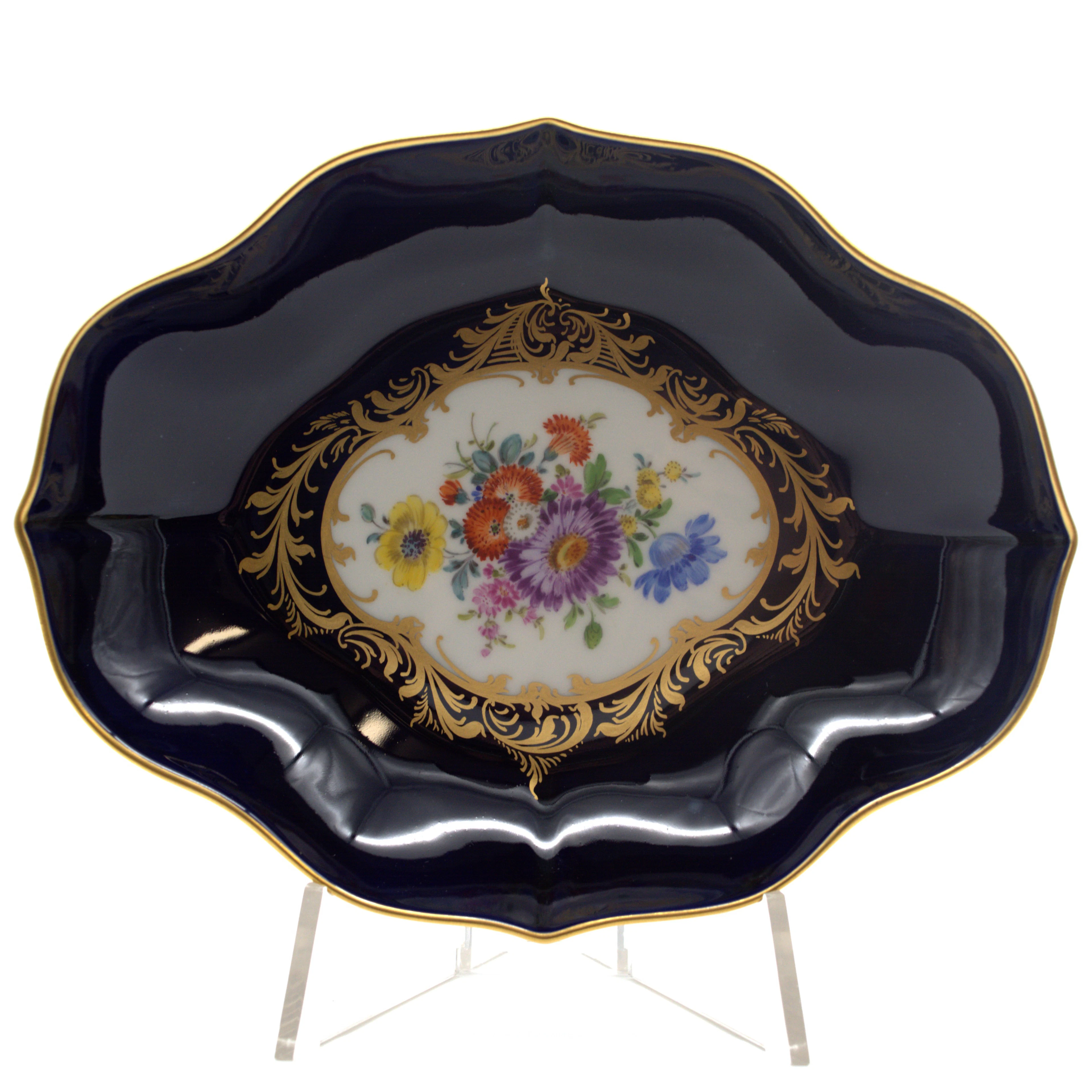 MEISSEN. GEBÄCKSCHALE, KOBALTBLAU, MIT BLUMENBUKETT, GOLDDETAILS