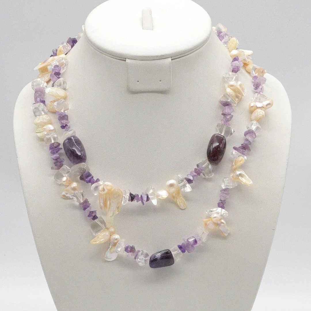 EDELSTEINCOLLIER AUS AMETHYST, BERGKRISTALL UND MUSCHELN, ZWISTRÄNGIG