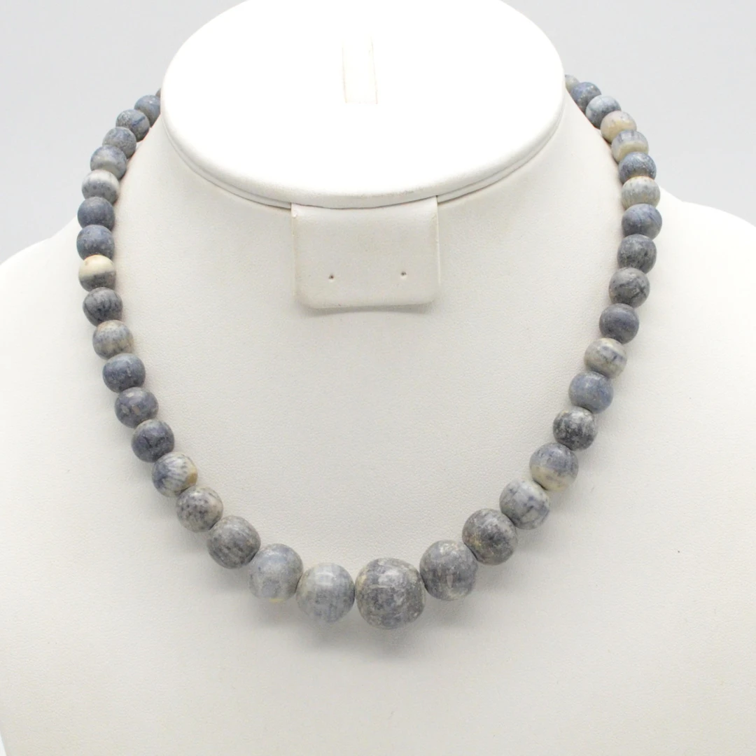 PERLENCOLLIER AUS BLAUER SCHAUMKORALLE, POLIERTE PERLEN, GRÖSSE NACH
