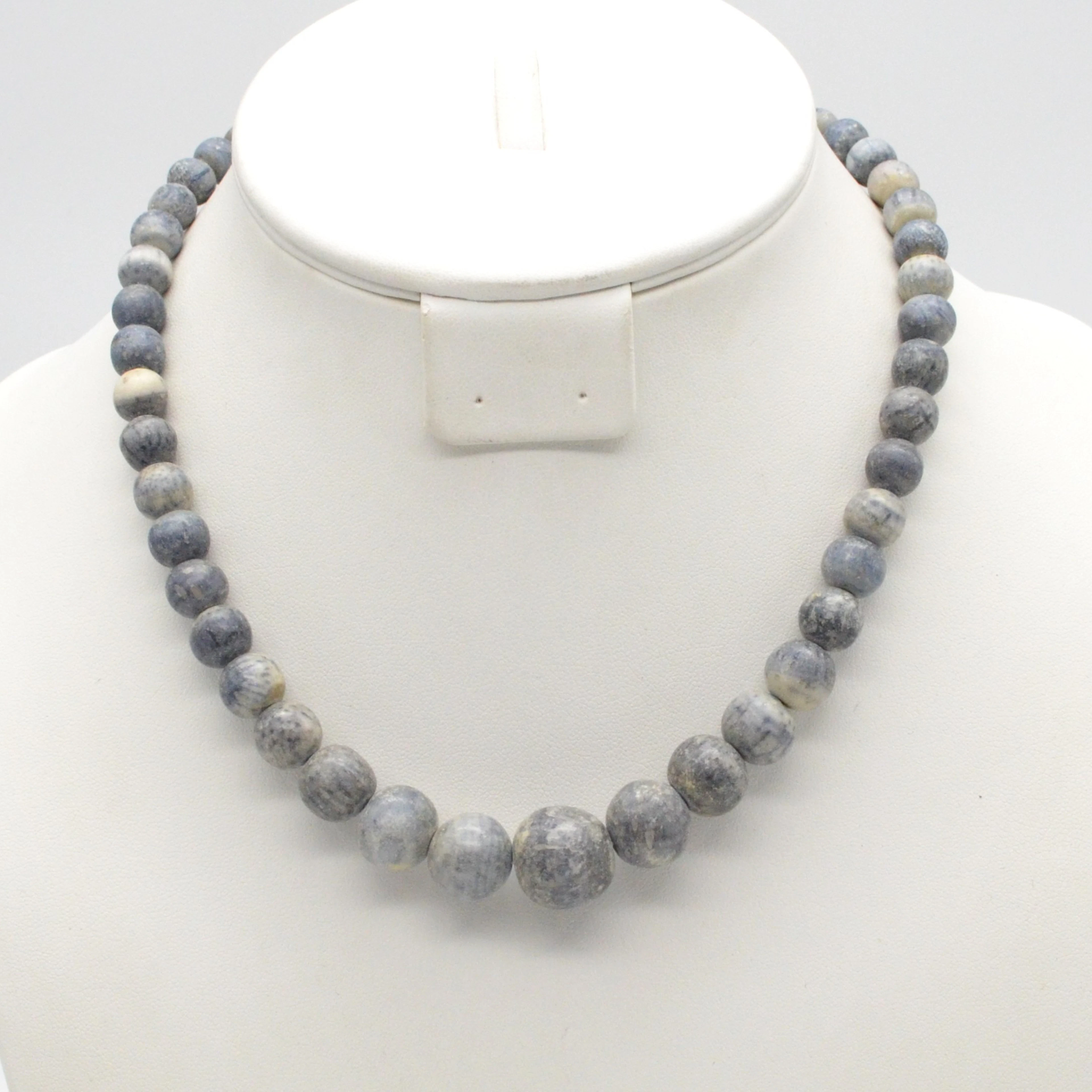 PERLENCOLLIER AUS BLAUER SCHAUMKORALLE, POLIERTE PERLEN, GRÖSSE NACH