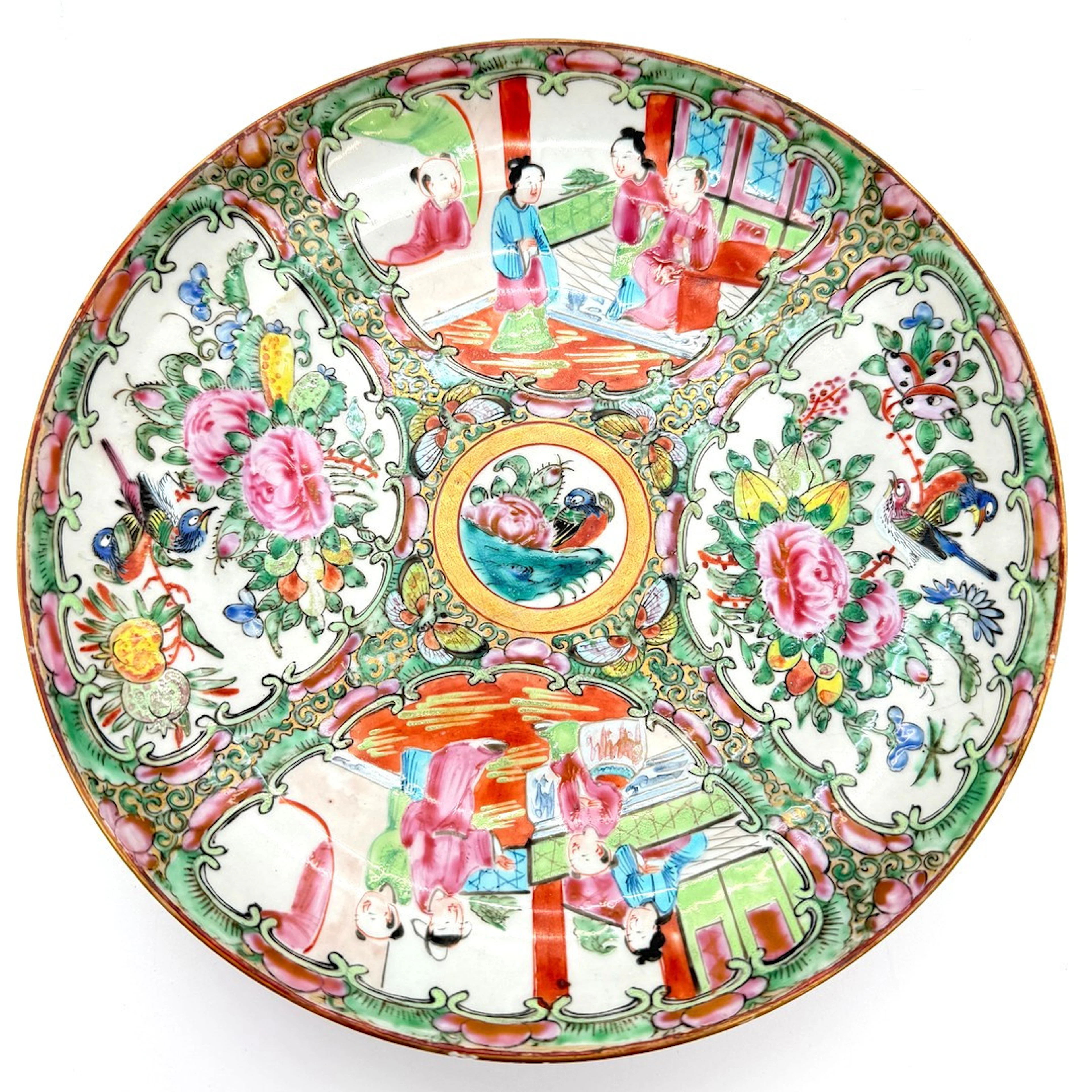 CHINESISCHER FAMILLE-ROSE TELLER MIT FIGUREN-, VOGEL- UND BLÜTENDEKOR