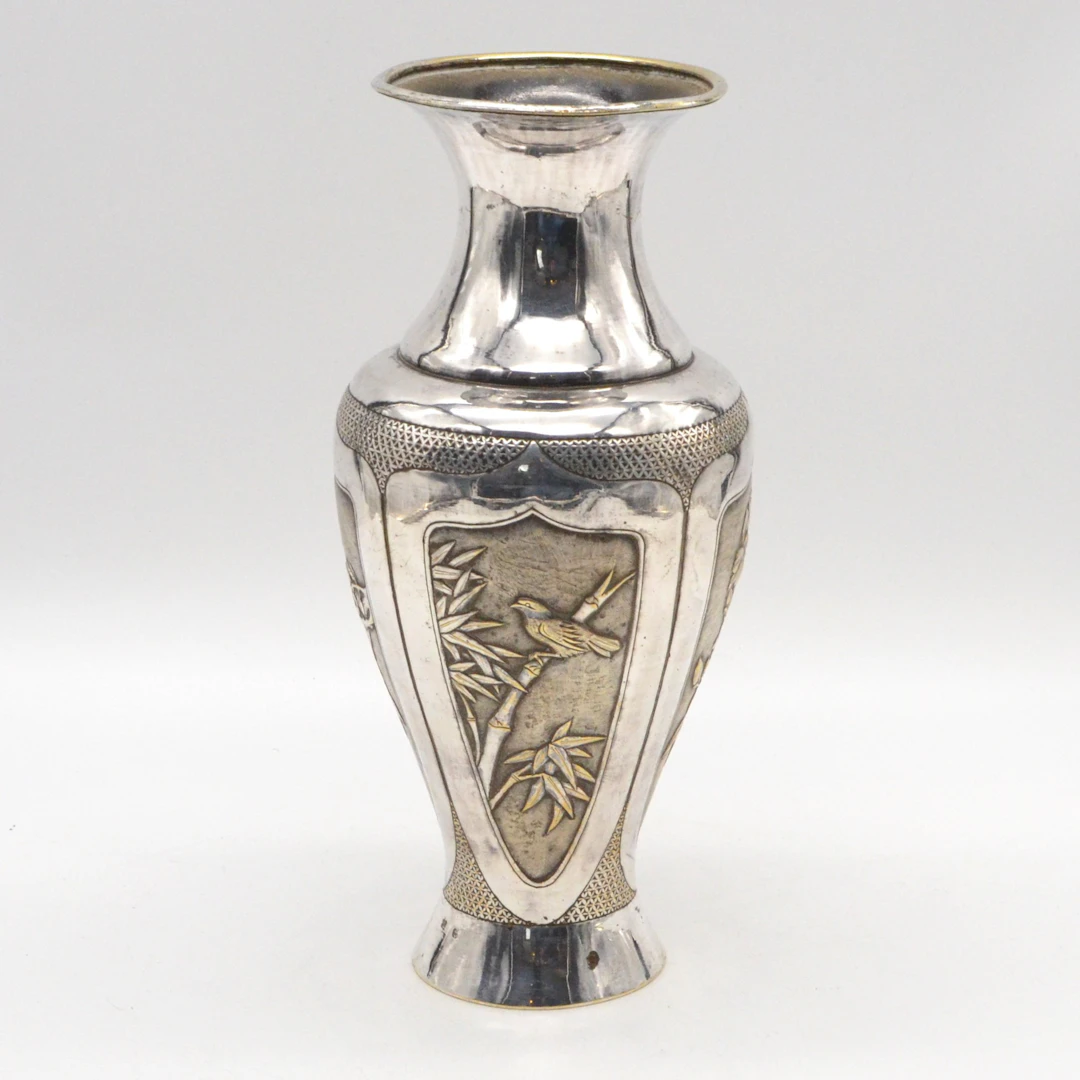 CHINESISCHE VASE, BLUMEN UND VOGEL, VERSILBERT UND VERGOLDET, METALL