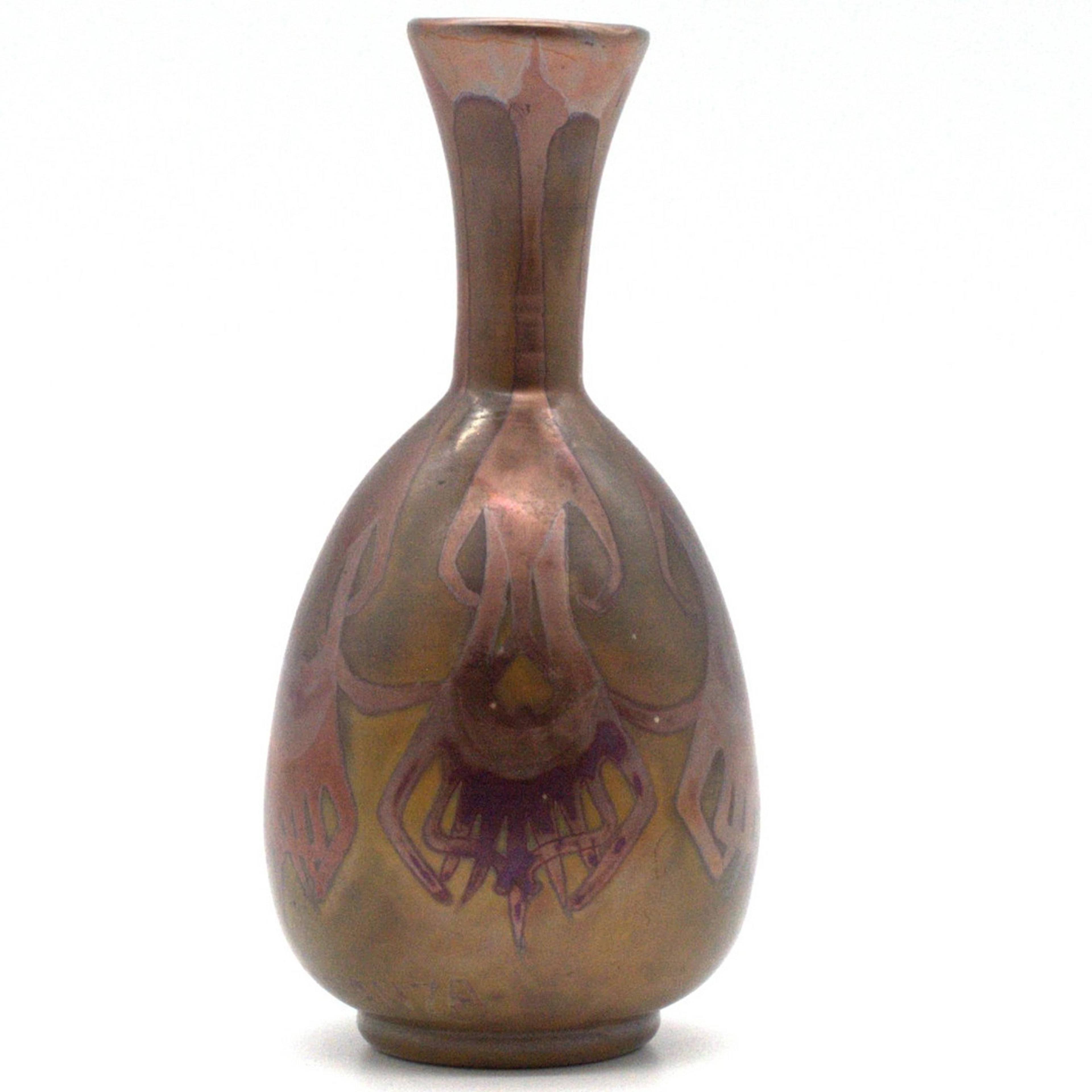 JUGENDSTIL GLASVASE MIT METALLISCH-IRISIERENDEM DEKOR UND SIGNATUR
