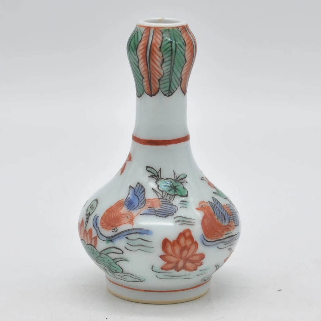 ANTIKE CHINESISCHE KNOSPENVASE MIT VOGEL UND LOTUS MOTIV, PORZELLAN