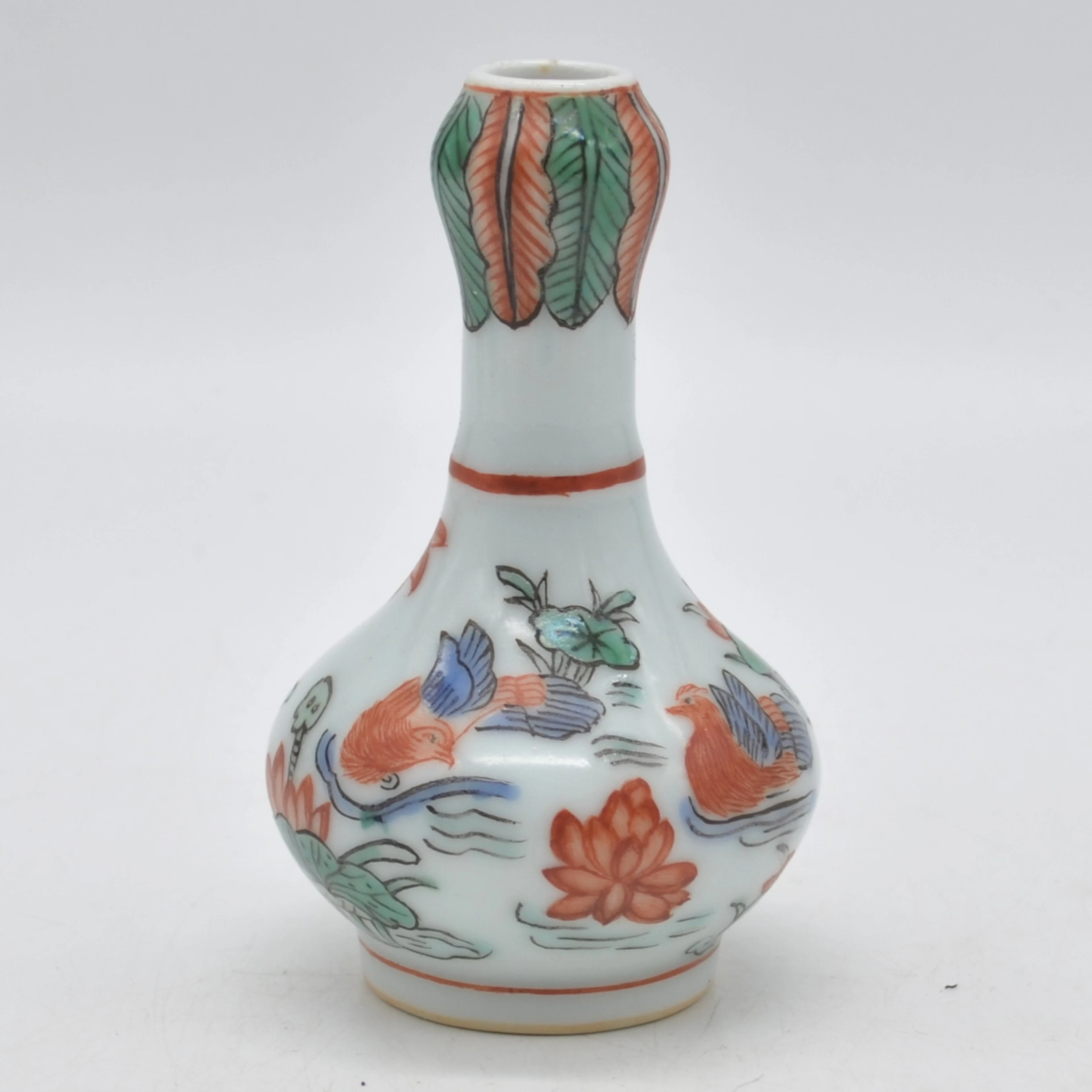 ANTIKE CHINESISCHE KNOSPENVASE MIT VOGEL UND LOTUS MOTIV, PORZELLAN