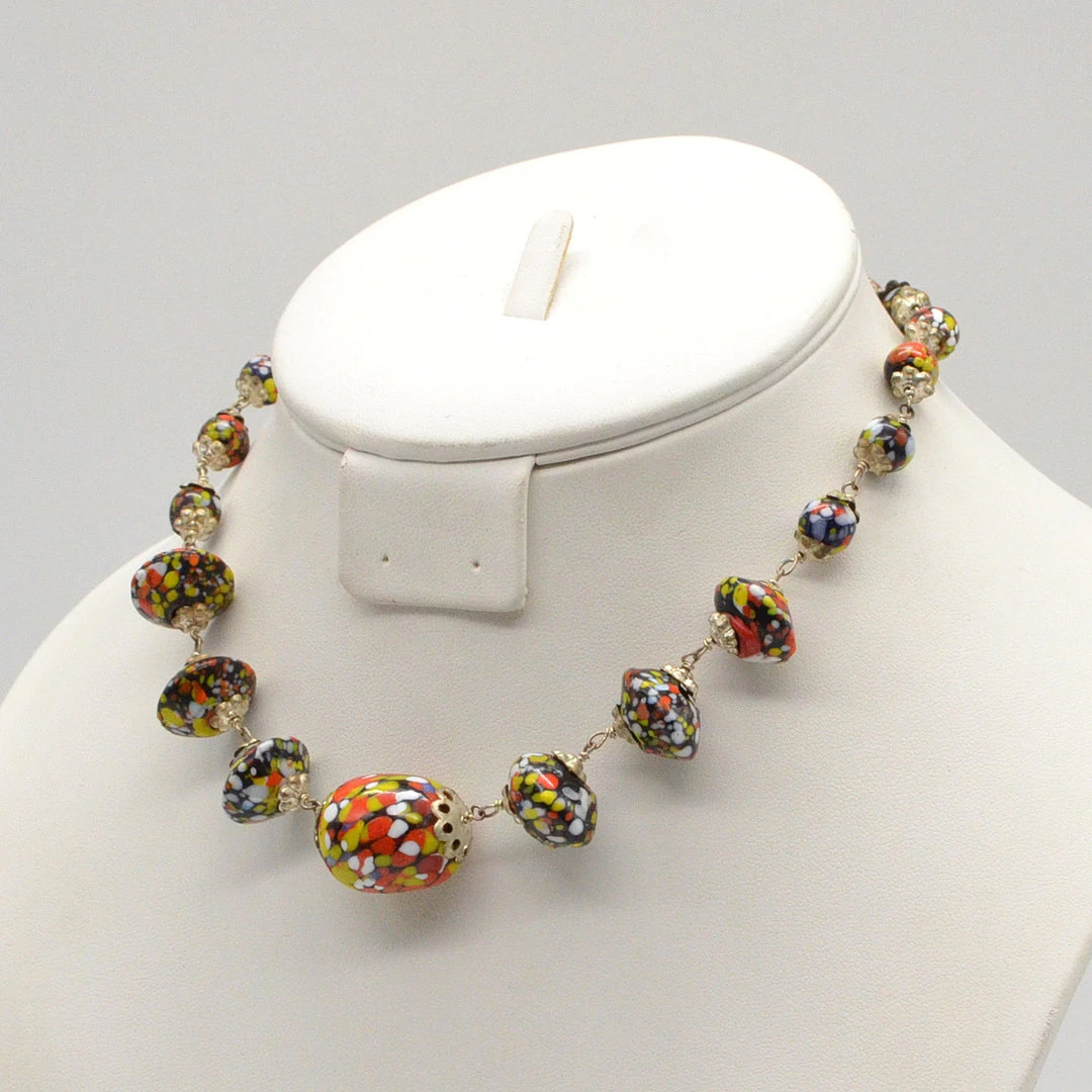 GLIEDERCOLLIER MIT MURANO GLAS PERLEN, CONFETTI, VERSILBERTE TRENNPERLEN