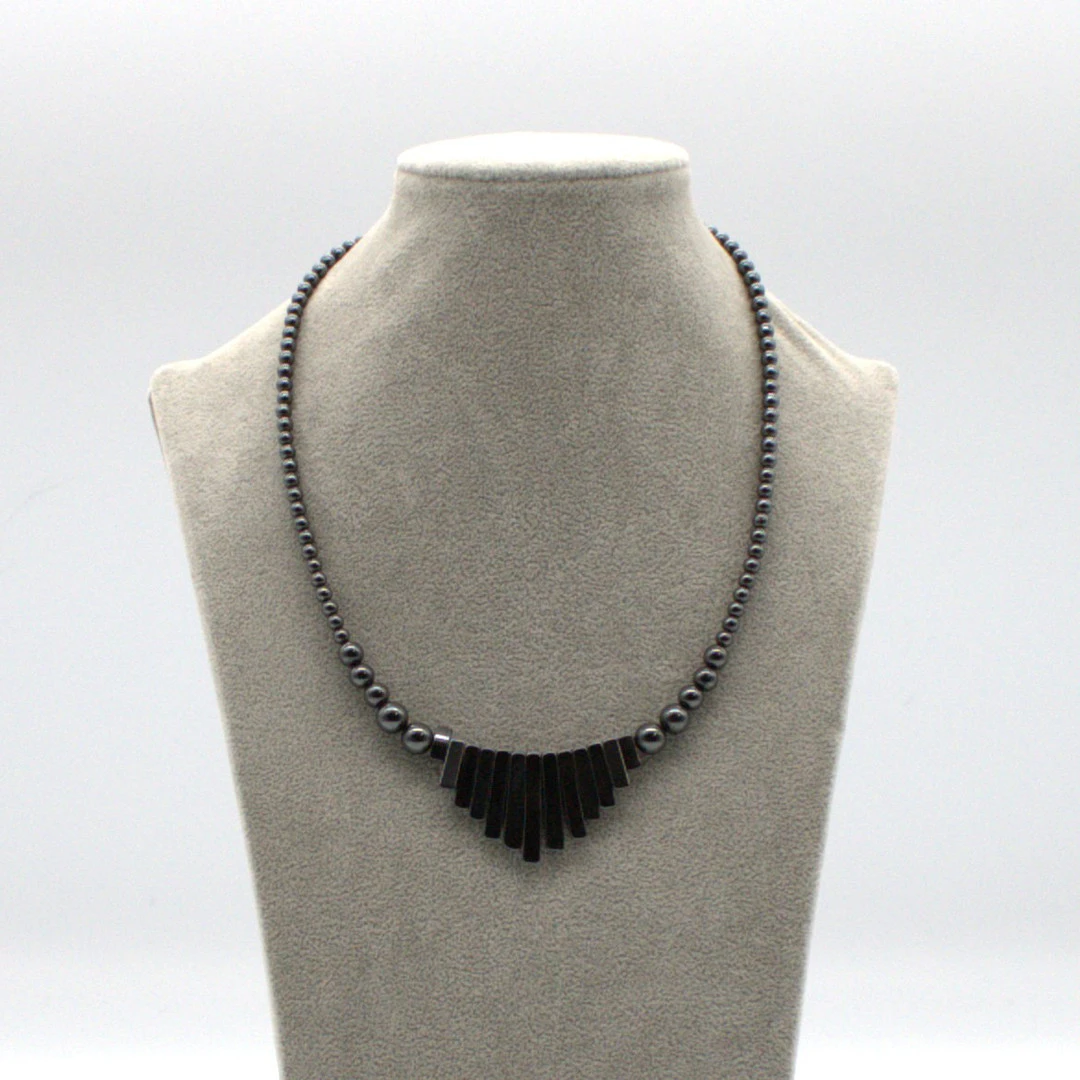 VINTAGE HÄMATIT COLLIER. HANDARBEIT.