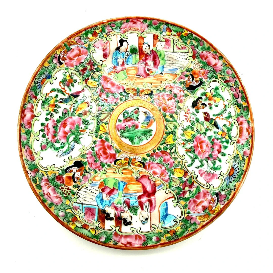 CHINESISCHER FAMILLE-ROSE TELLER MIT FIGUREN-, VOGEL- UND BLÜTENDEKOR