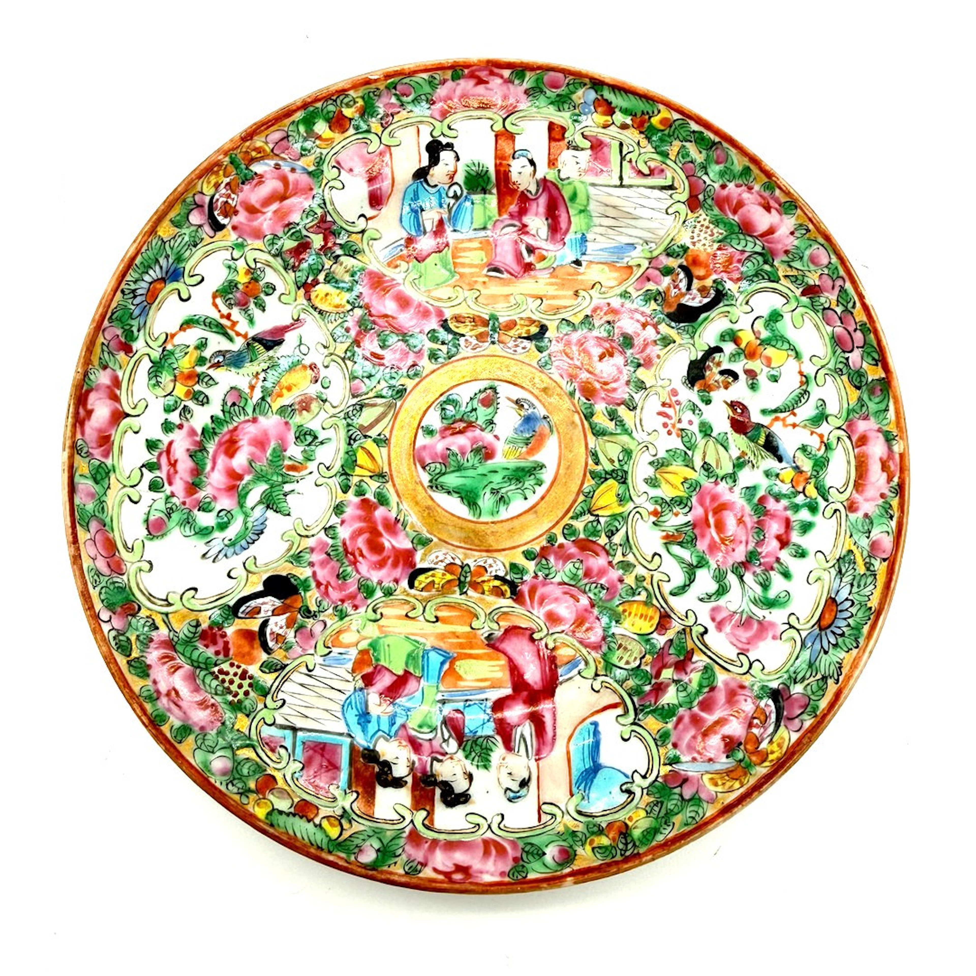 CHINESISCHER FAMILLE-ROSE TELLER MIT FIGUREN-, VOGEL- UND BLÜTENDEKOR
