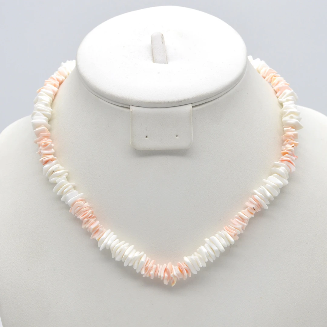 PUKA-MUSCHEL-COLLIER, ROSA-WEISS, SCHRAUBVERSCHLUSS, 20. JAHRHUNDERT.
