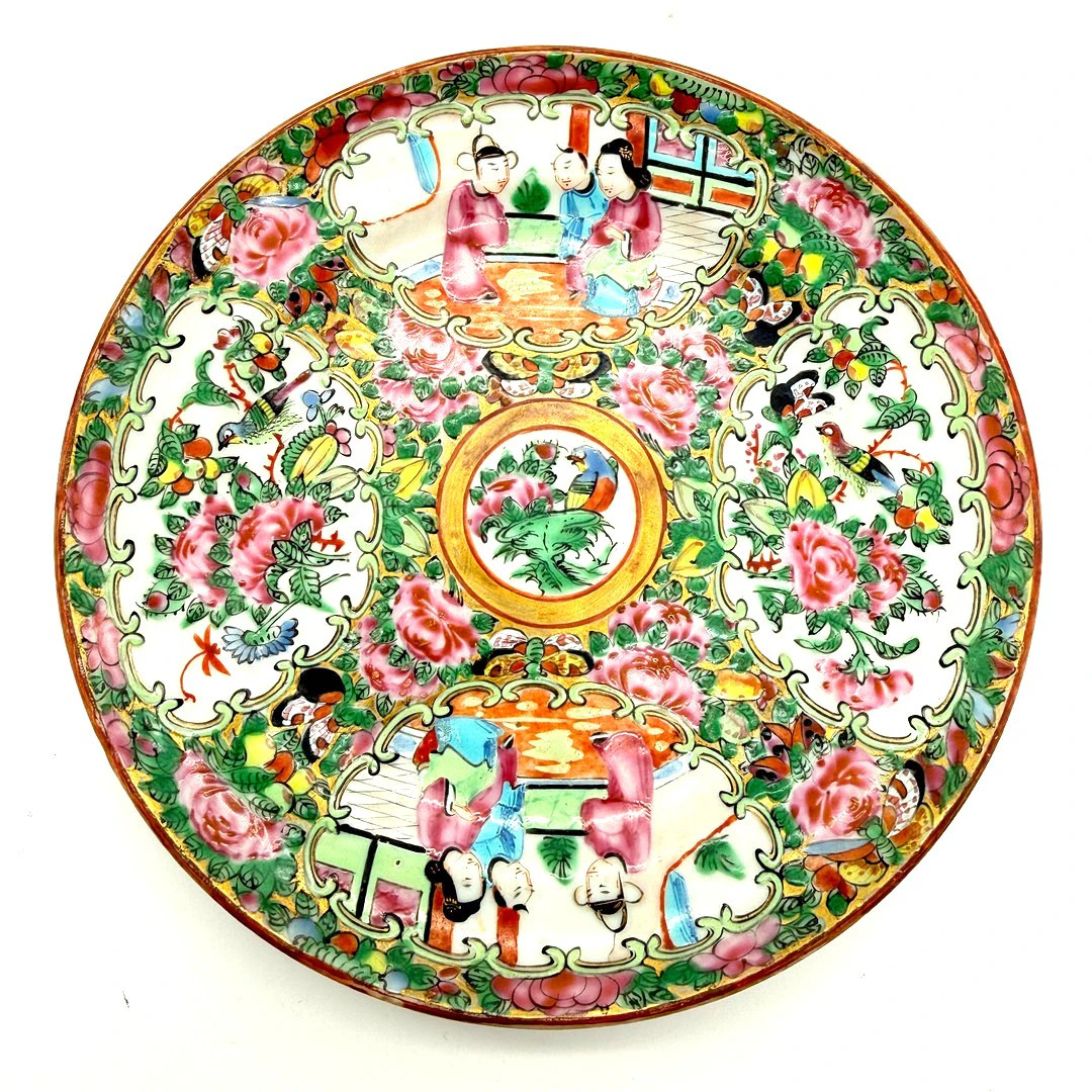 CHINESISCHER FAMILLE-ROSE TELLER MIT FIGUREN-, VOGEL- UND BLÜTENDEKOR