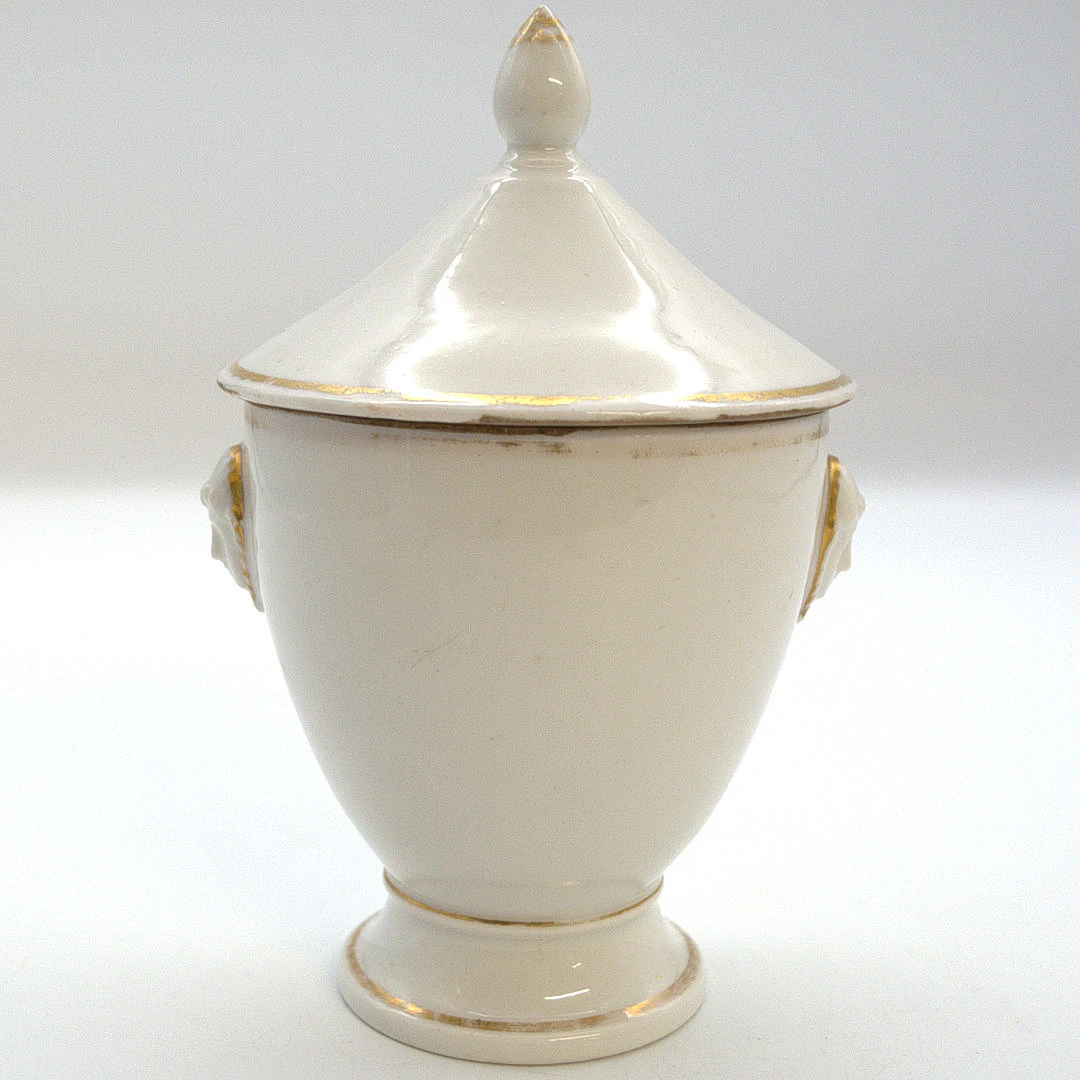 ANTIKE EMPIRE-TASSE MIT DECKEL WEISS UND GOLD FRÜHES 19. JAHRHUNDERT.