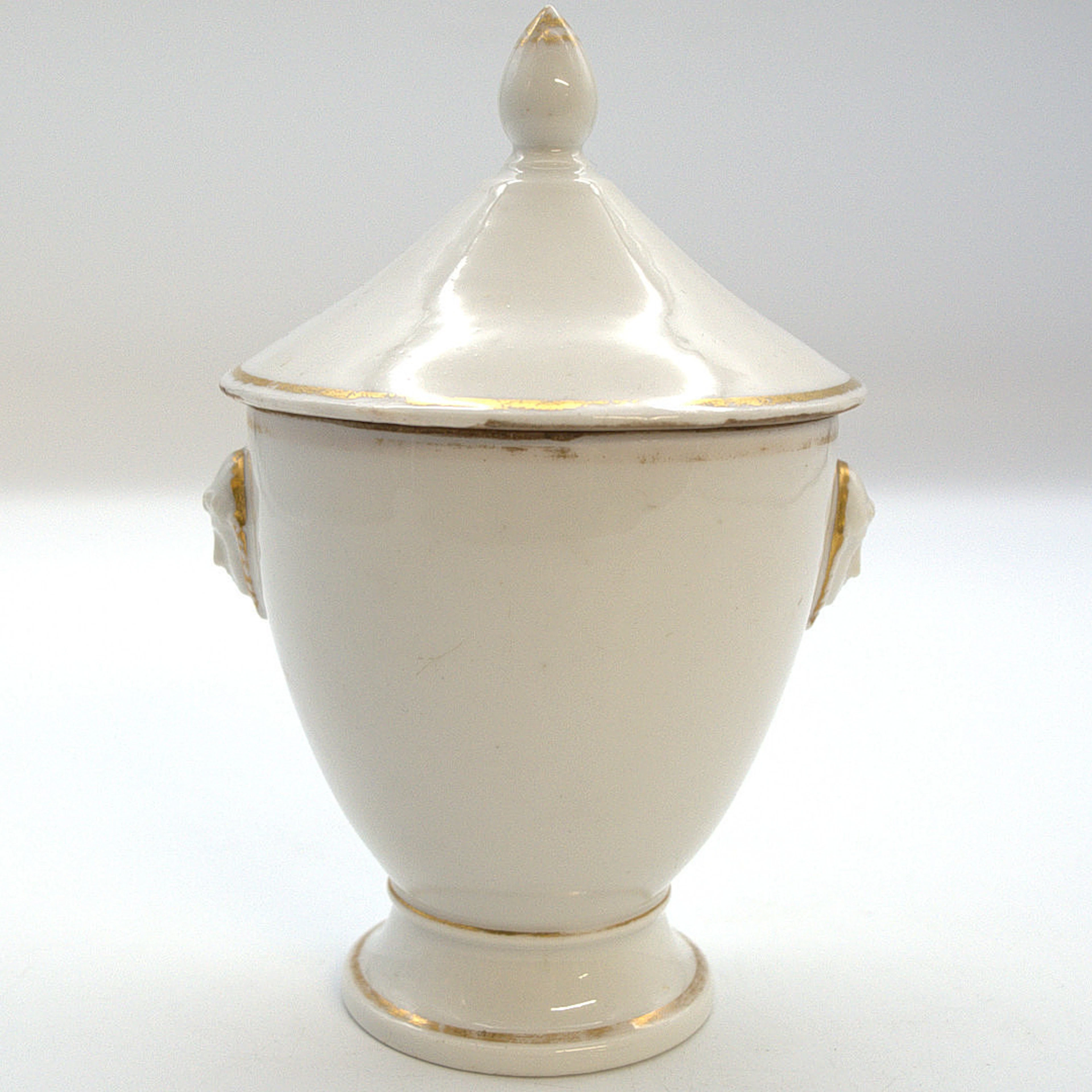 ANTIKE EMPIRE-TASSE MIT DECKEL WEISS UND GOLD FRÜHES 19. JAHRHUNDERT.