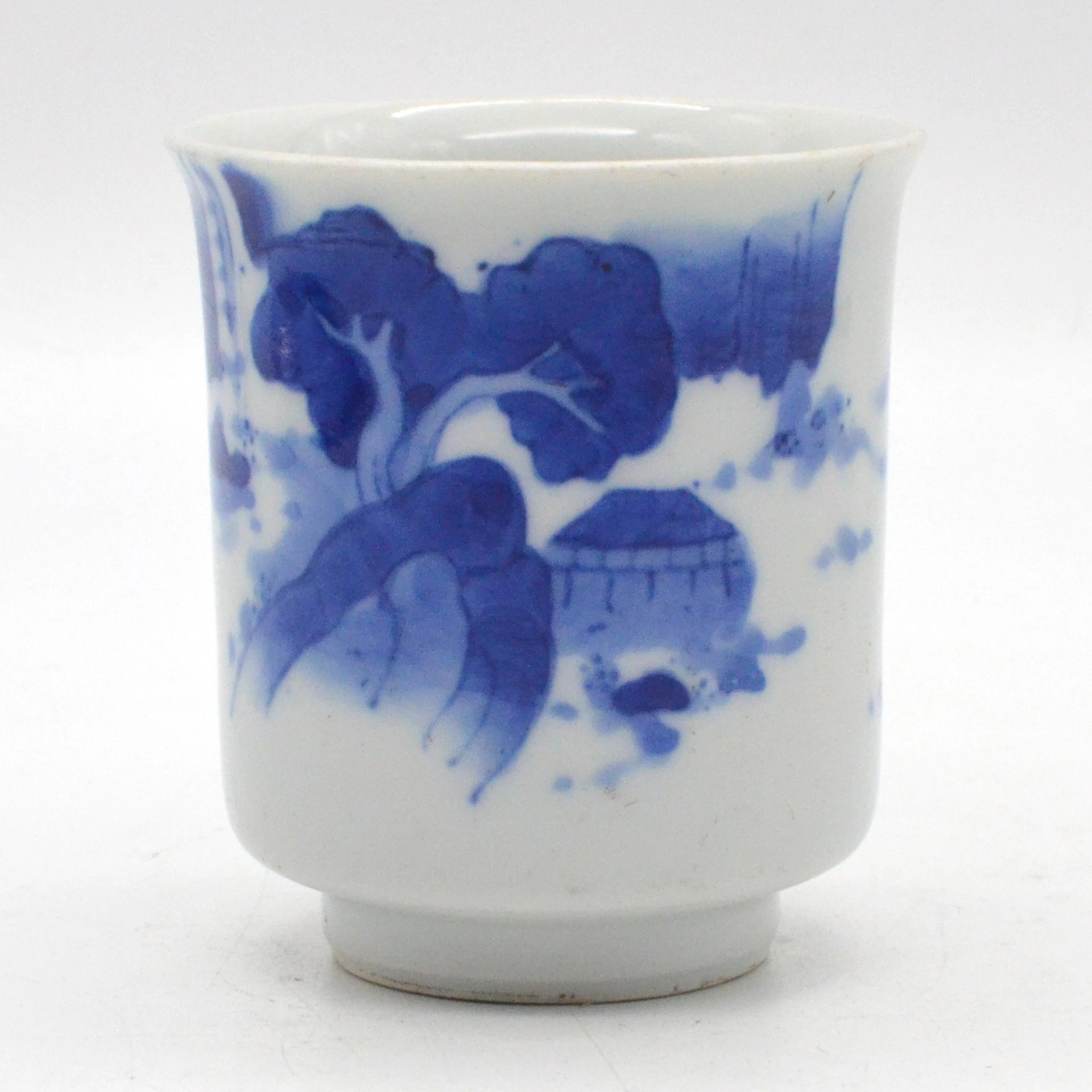 CHINESISCHER BECHER, MUSTER DER LANDSCHAFT, PORZELLAN, BLAU AUF WEISS