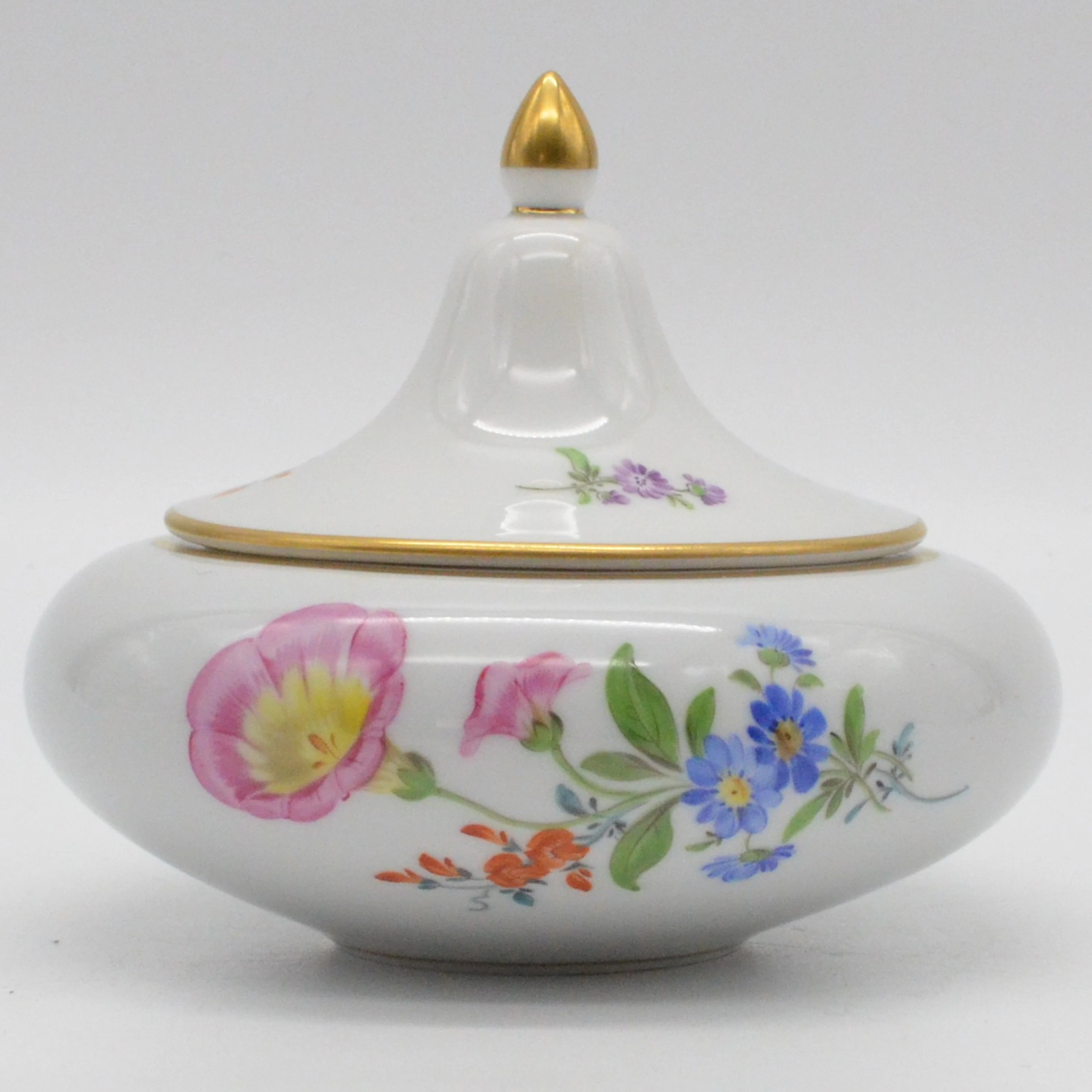 MEISSEN, DECKELDOSE AUS PORZELLAN, BLUMENBUKETT- UND STREUBLUMENDEKOR