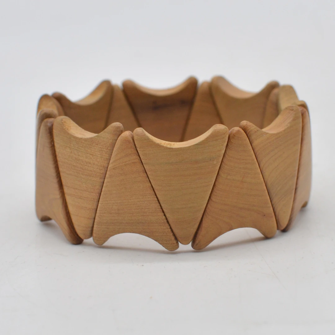 HANDGESCHNITZTER ARMBAND, HOLZ, FLEXBAND, ENDLOS, SPÄTES 20. JAHRHUNDERT.