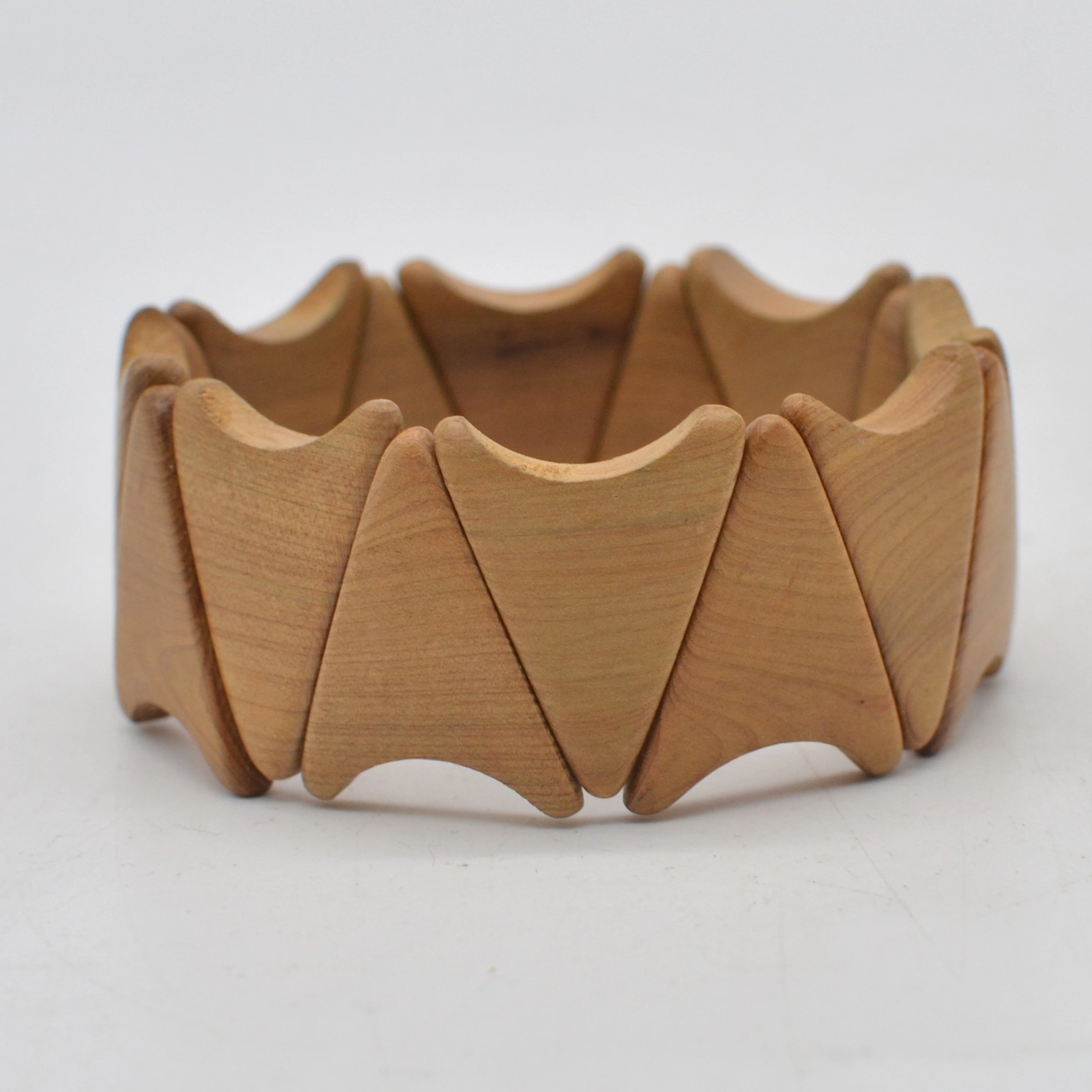 HANDGESCHNITZTER ARMBAND, HOLZ, FLEXBAND, ENDLOS, SPÄTES 20. JAHRHUNDERT.