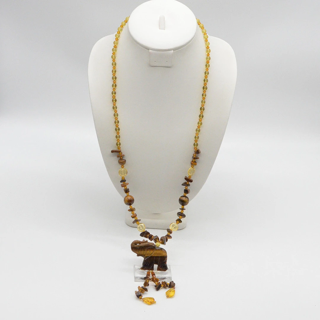 HANDGEMACHTES COLLIER AUS TIGERAUGE MIT EINEM ELEFANT, HANDPOLIERTE