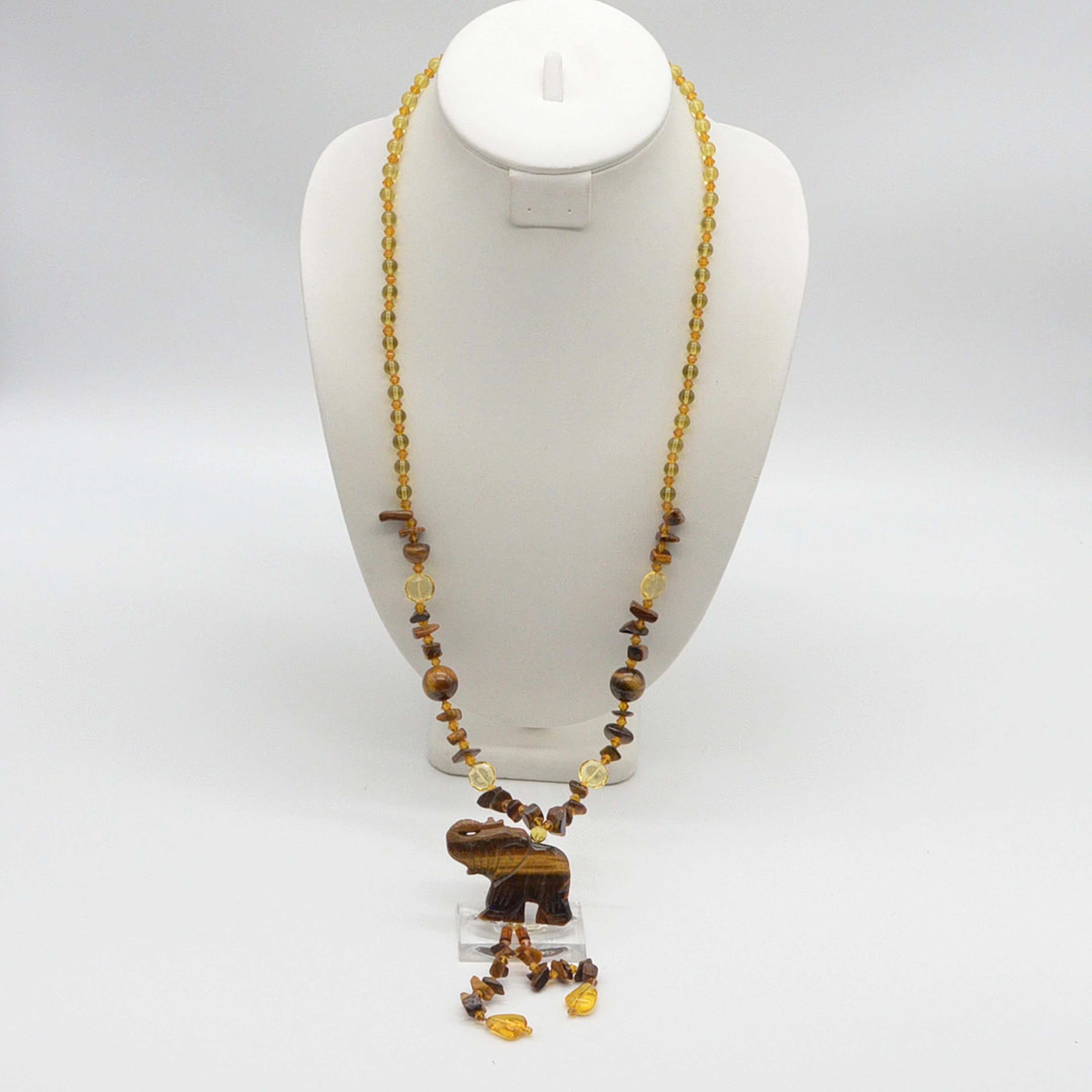 HANDGEMACHTES COLLIER AUS TIGERAUGE MIT EINEM ELEFANT, HANDPOLIERTE