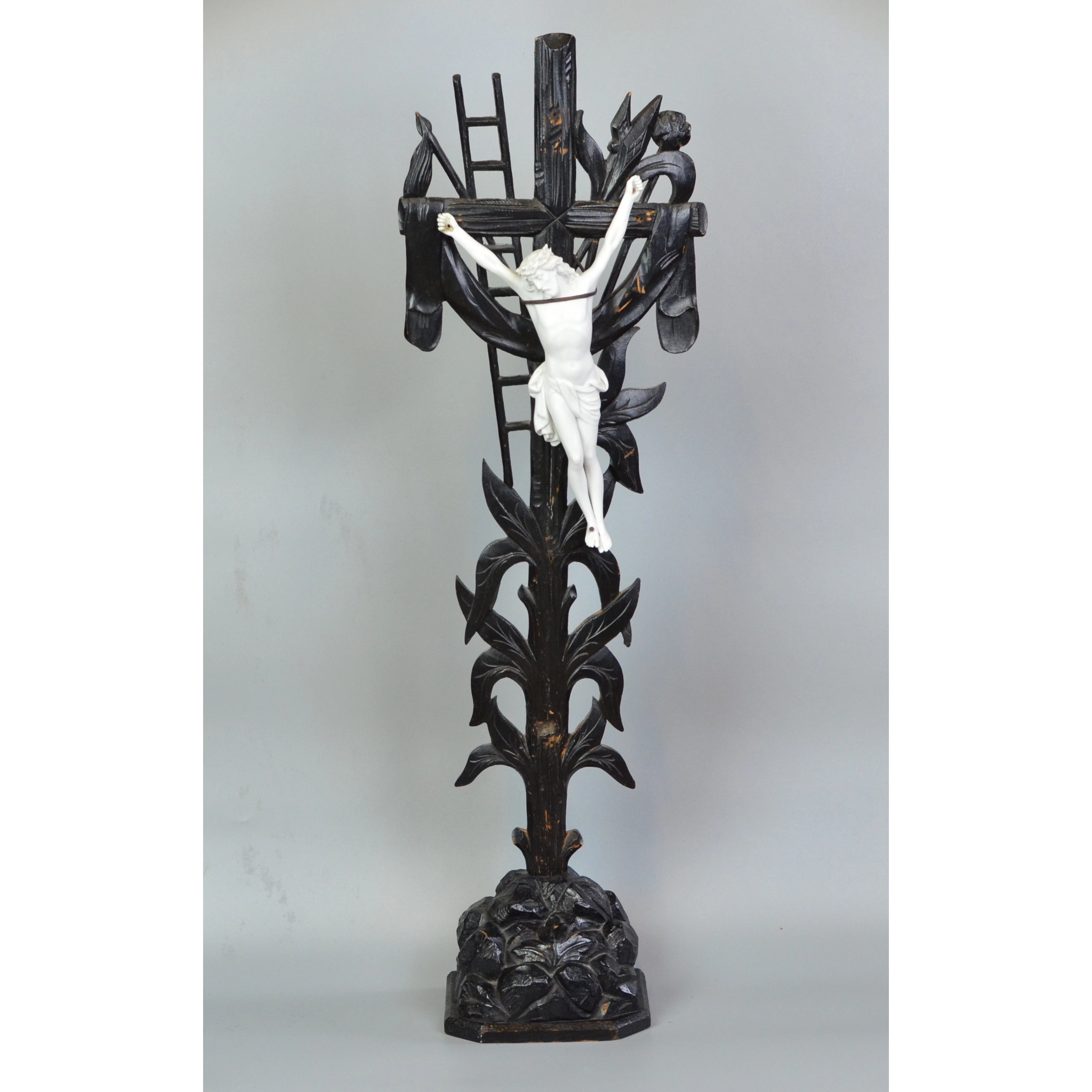 ARMA-CHRISTI-STANDKREUZ AUS DEM 19. JAHRHUNDERT, BISKUITPORZELLAN