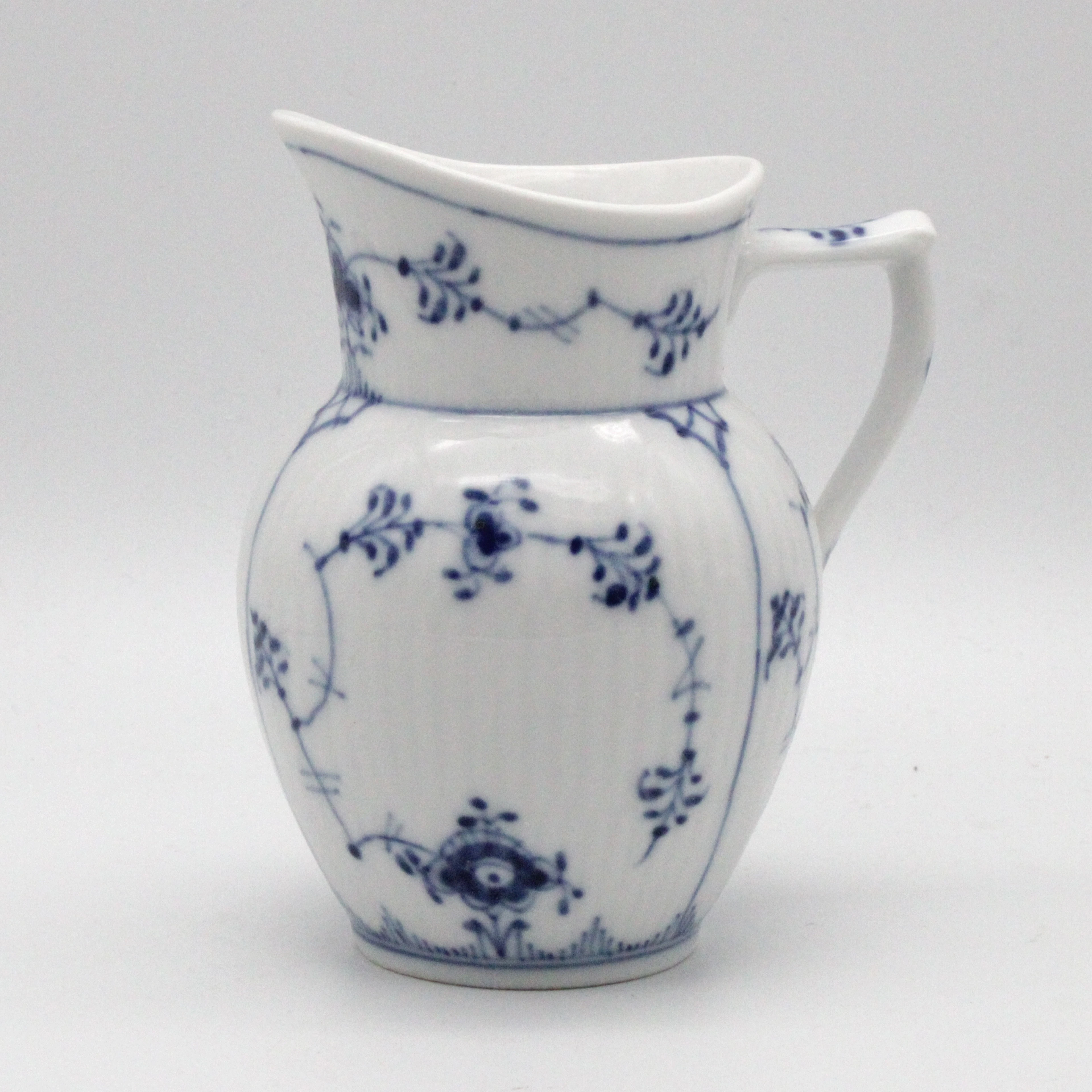 ROYAL COPENHAGEN, MILCHKÄNNCHEN, MUSSELMALET GERIPPT, I.WAHL, PORZELLAN.