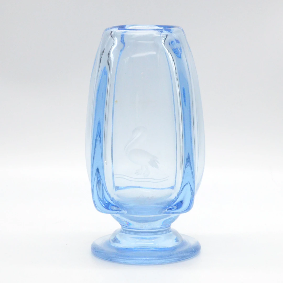 KOSTA BODA, DESIGNERVASE, KRISTALLGLAS, PELIKAN-MOTIV, SCHWEDEN, UM 1950.