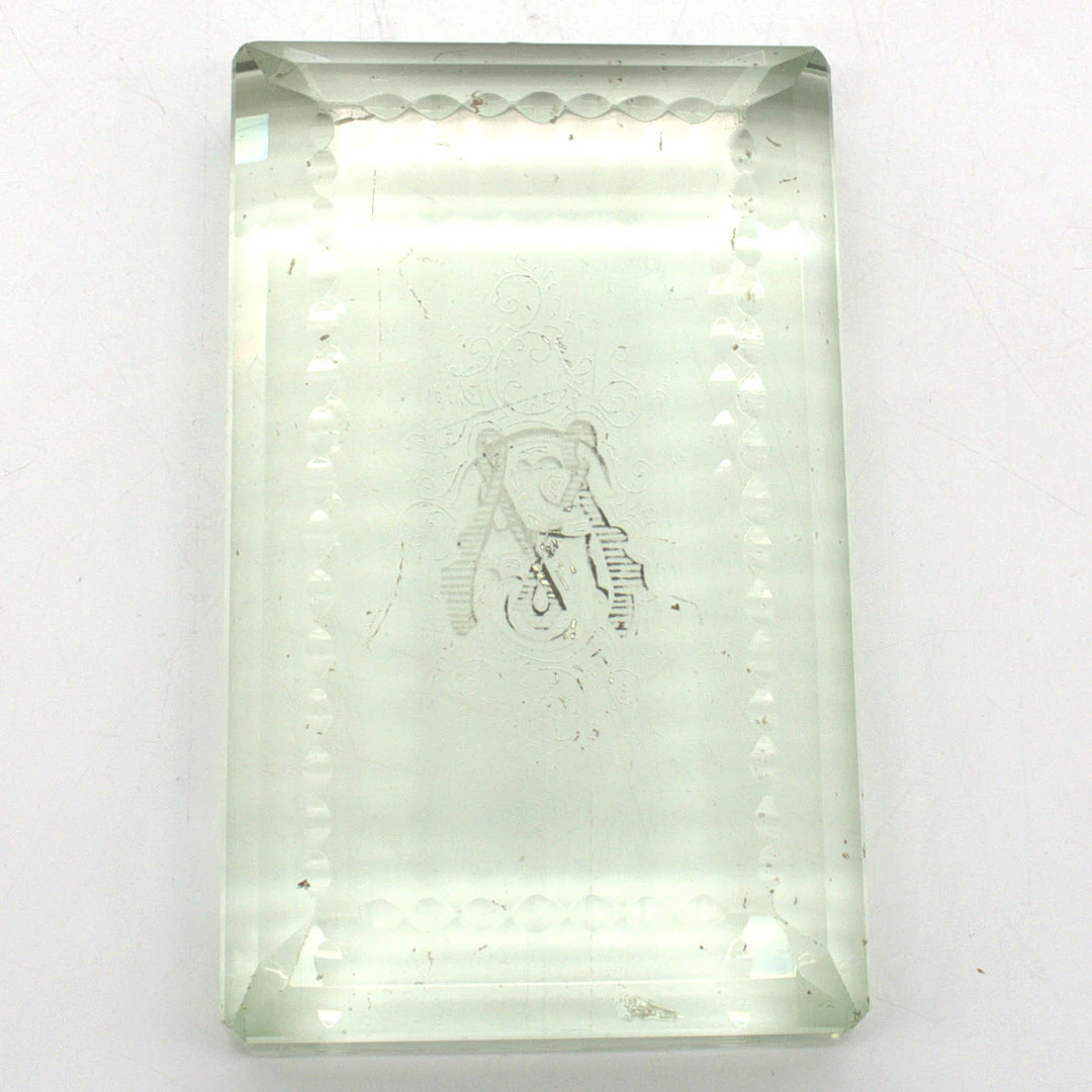 BRIEFBESCHWERER AUS DEM 19. JAHRHUNDERT KRISTALL GLAS, HANDGRAVUR.