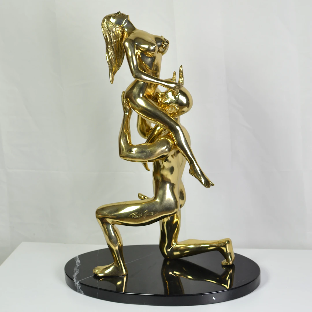 ROBBI JONES (1961). "THE WOMAN AND THE DEVIL", SKULPTUR AUF MARMORPLATTE