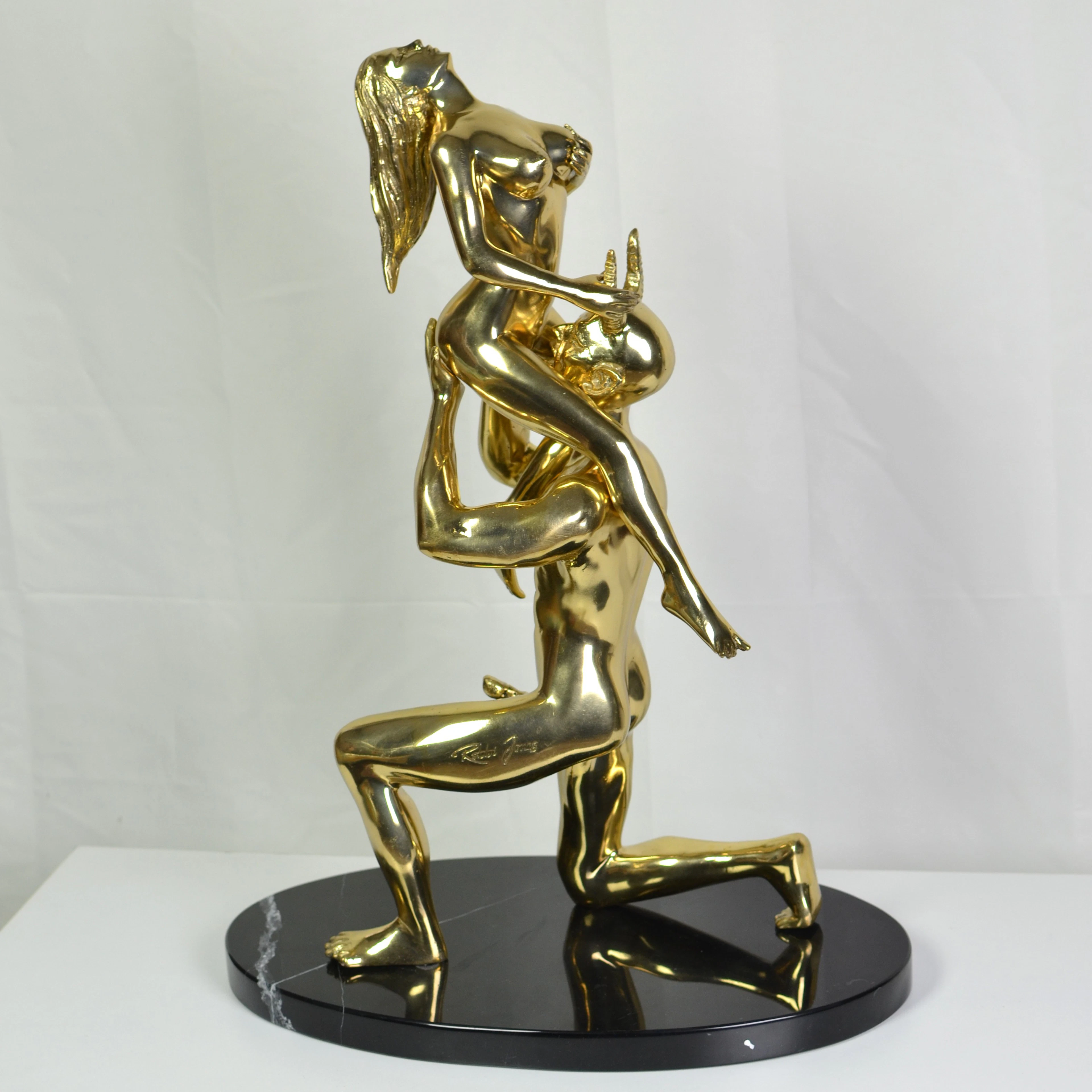 ROBBI JONES (1961). "THE WOMAN AND THE DEVIL", SKULPTUR AUF MARMORPLATTE