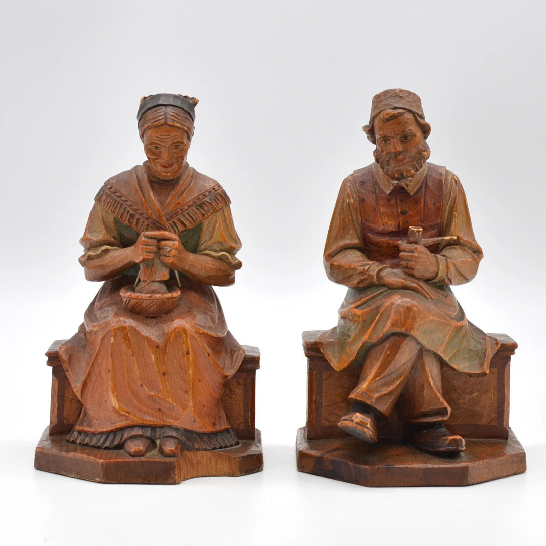 SCHWARZWÄLDER FIGURENPAAR, BAUER UND BÄUERIN, NUSSBAUM, PARTIELL FARBIG