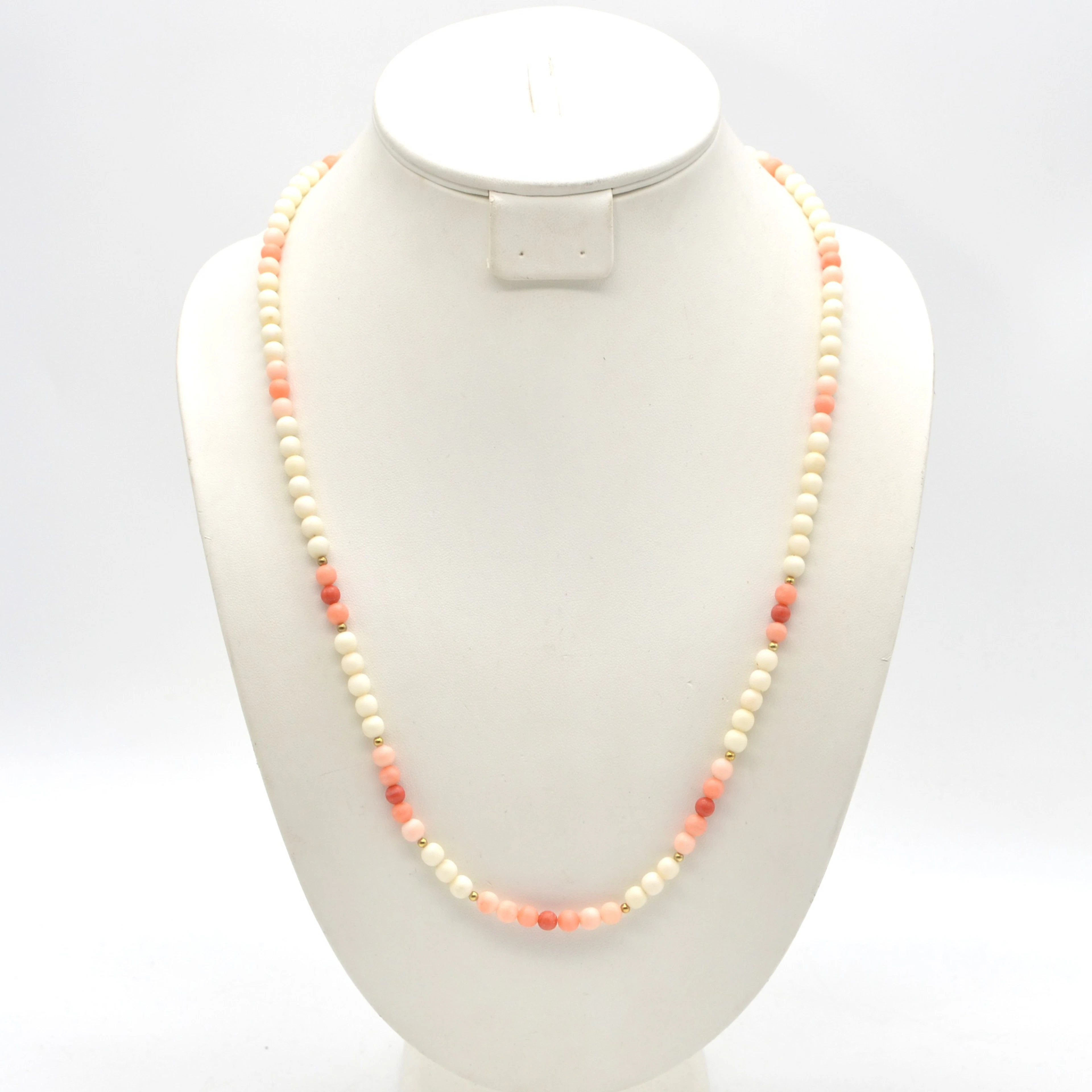 PERLENCOLLIER AUS ENGELSHAUTKORALLE, ENDLOSKETTE, PINK UND WEISS