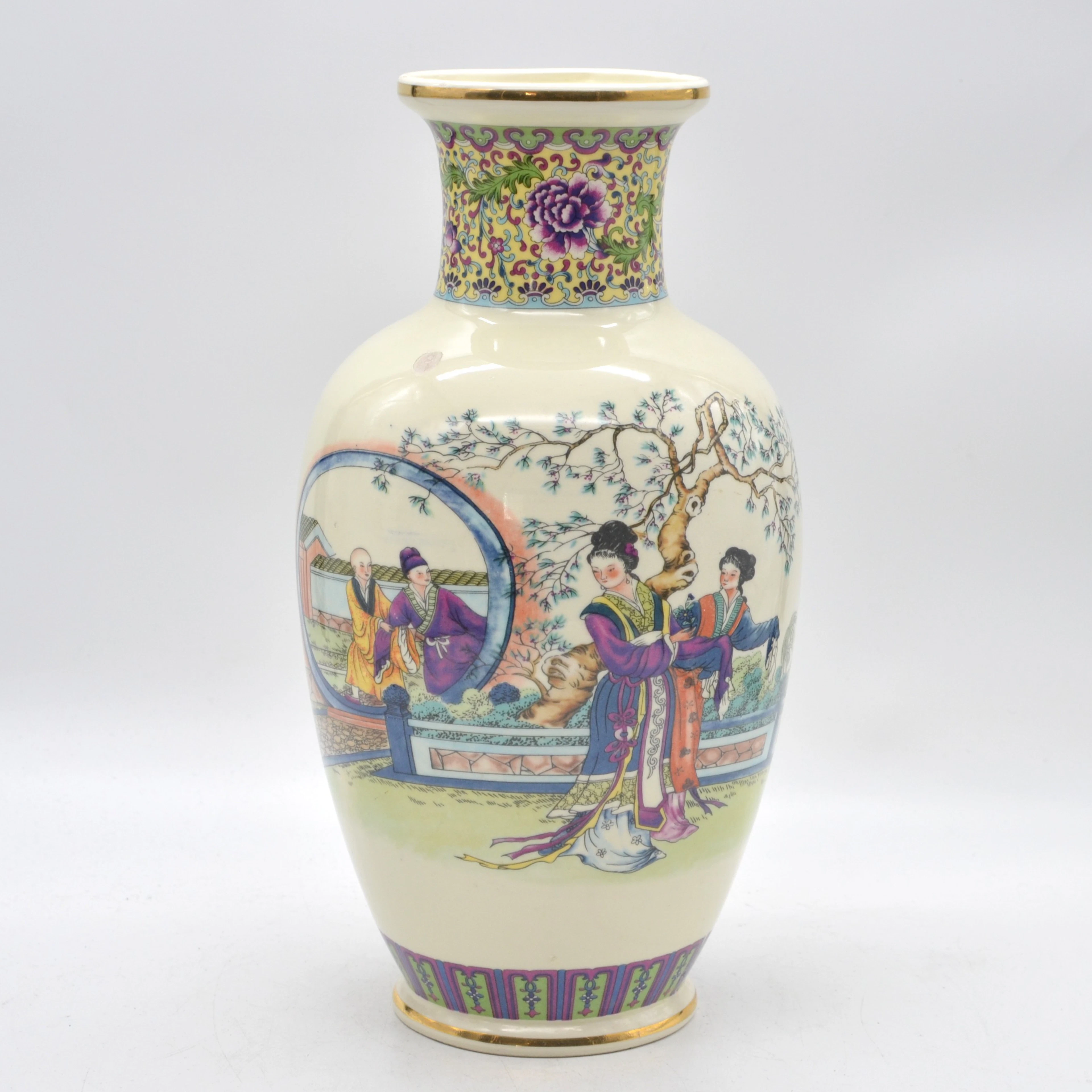 JAPANISCHE VASE, PORZELLAN, FARBIG GEFASST, HÖFISCHE SZENE, GOLDRAND