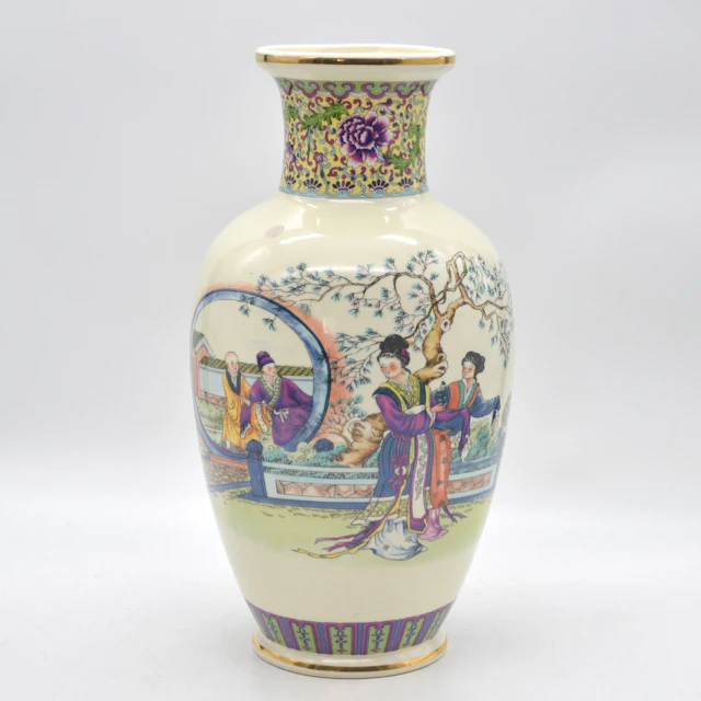 JAPANISCHE VASE, PORZELLAN, FARBIG GEFASST, HÖFISCHE SZENE, GOLDRAND