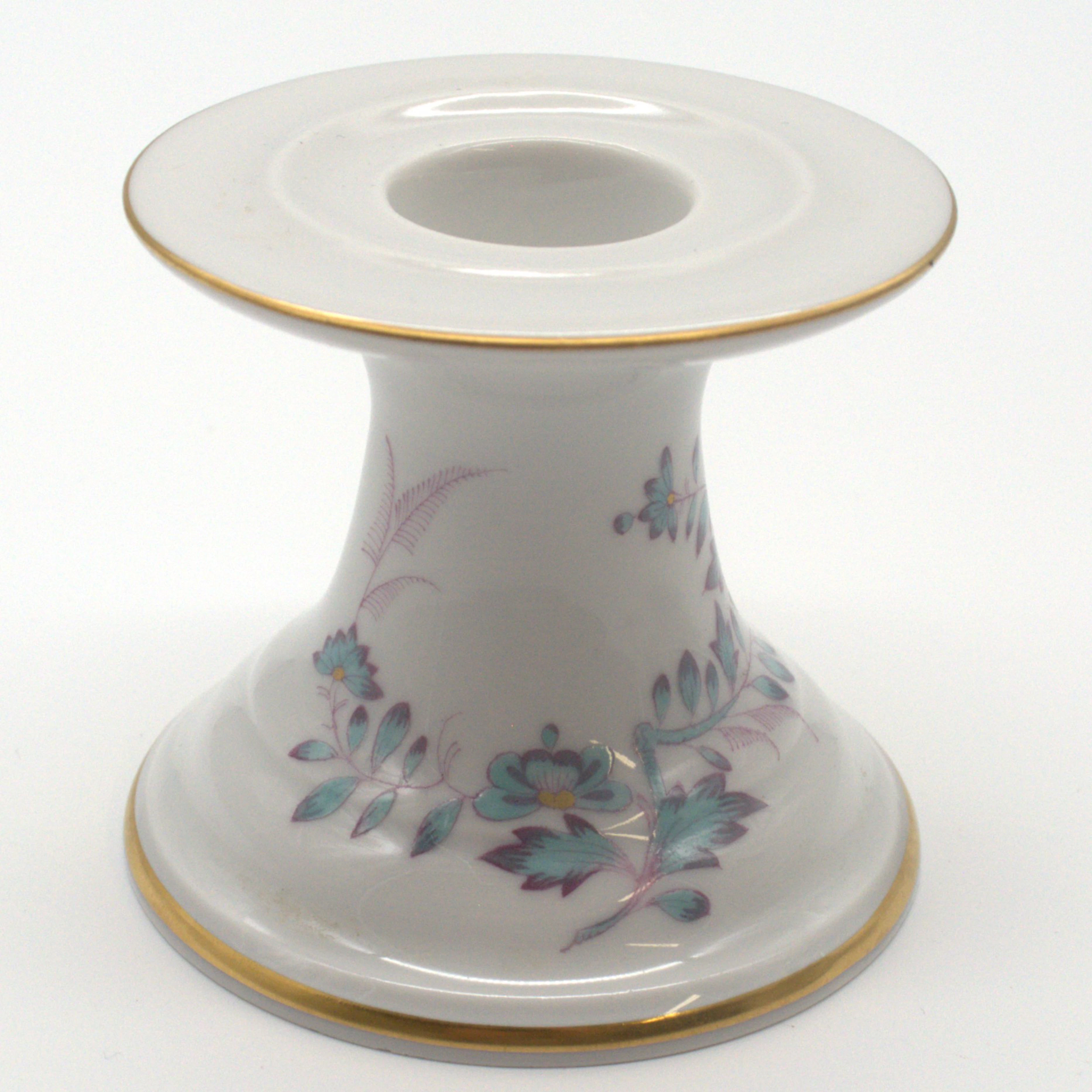 MEISSEN. KERZENSTÄNDER 1.WAHL MIT BLUMENMALEREI UND GOLDRAND. CA.